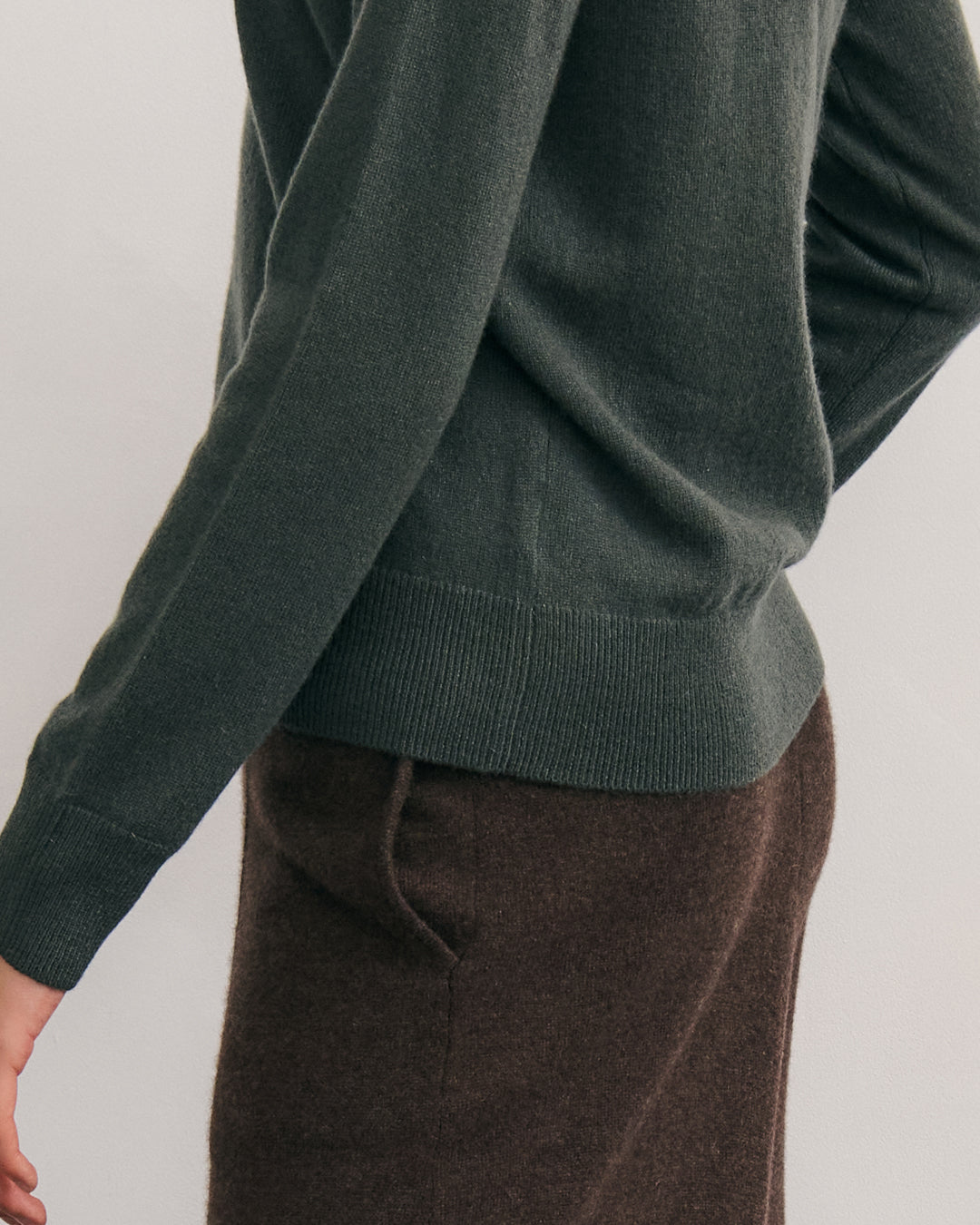 CASHMERE ESSENTIAL CREW NECK JUMPER - TEA LEAF