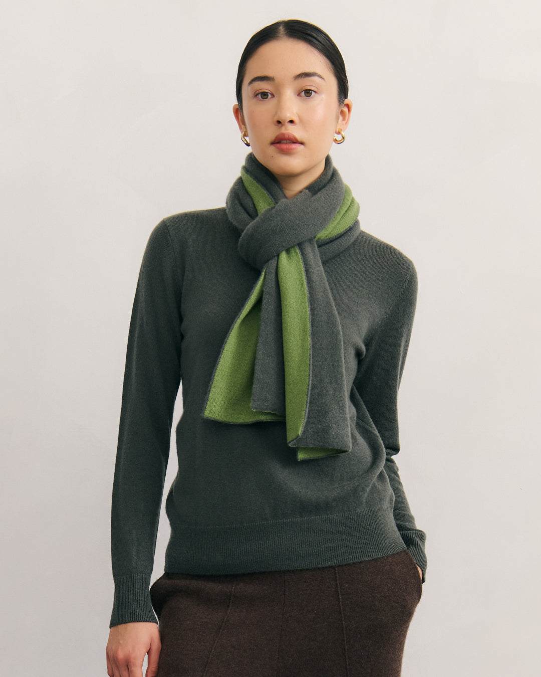 CASHMERE ESSENTIAL CREW NECK JUMPER - TEA LEAF
