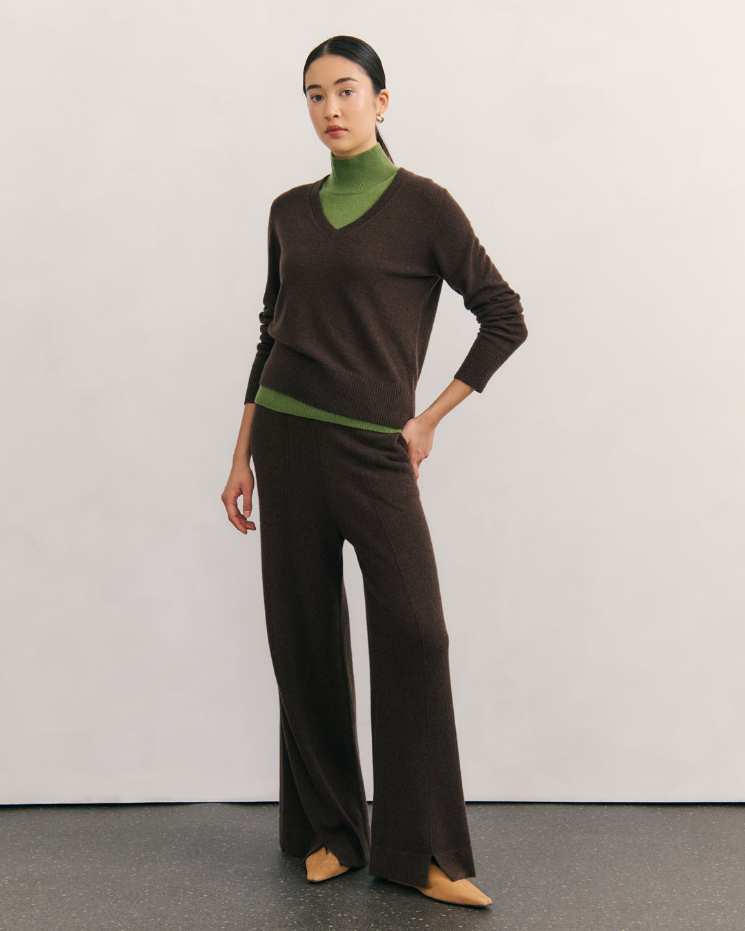 CASHMERE ESSENTIAL V NECK - CHOCOLATE
