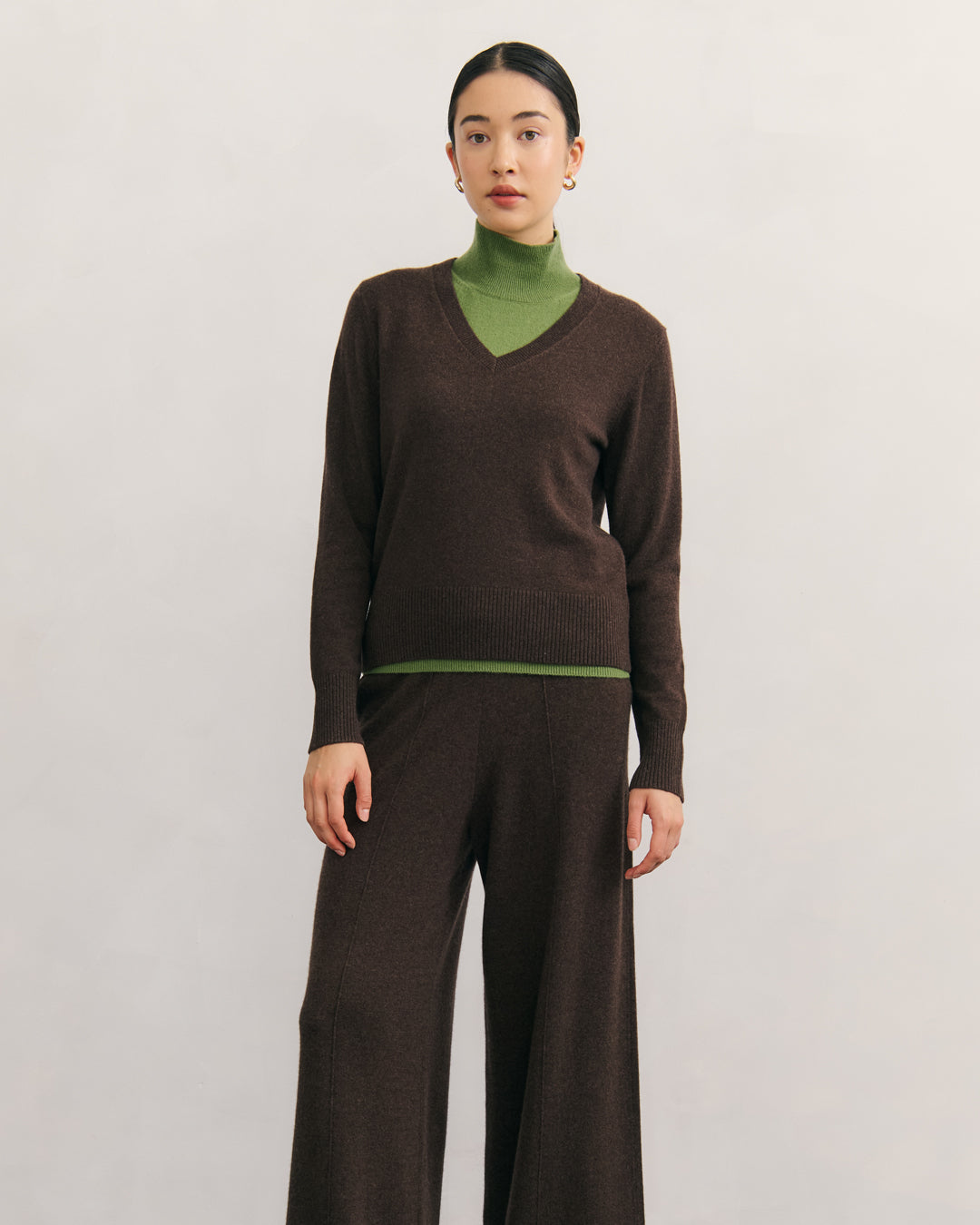 CASHMERE ESSENTIAL V NECK - CHOCOLATE