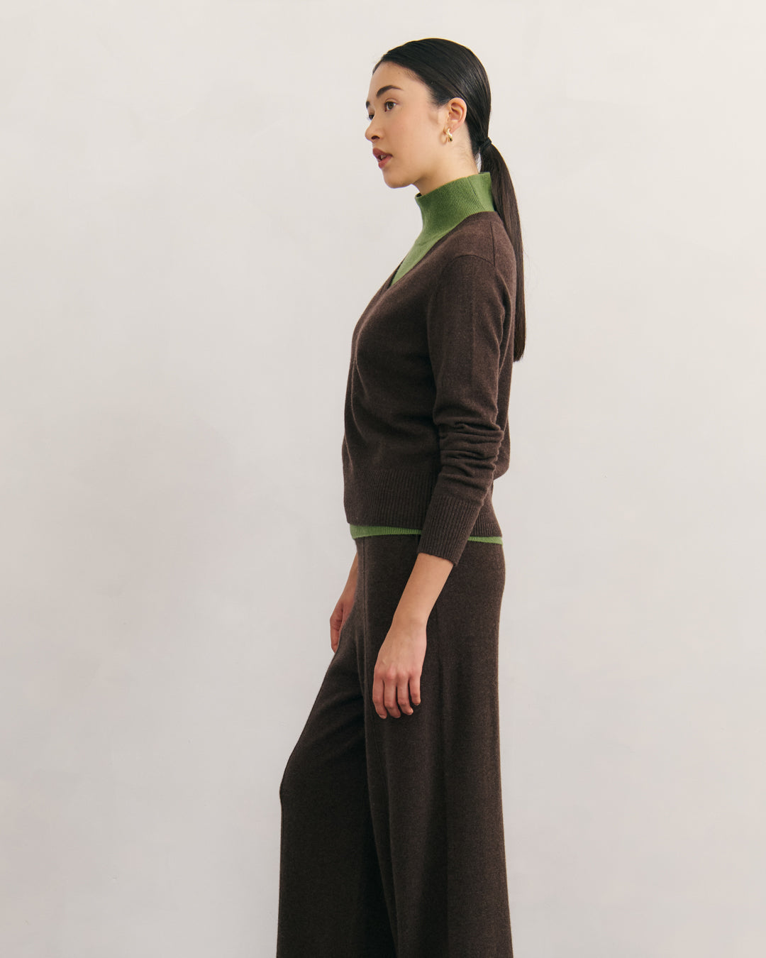 CASHMERE ESSENTIAL V NECK - CHOCOLATE
