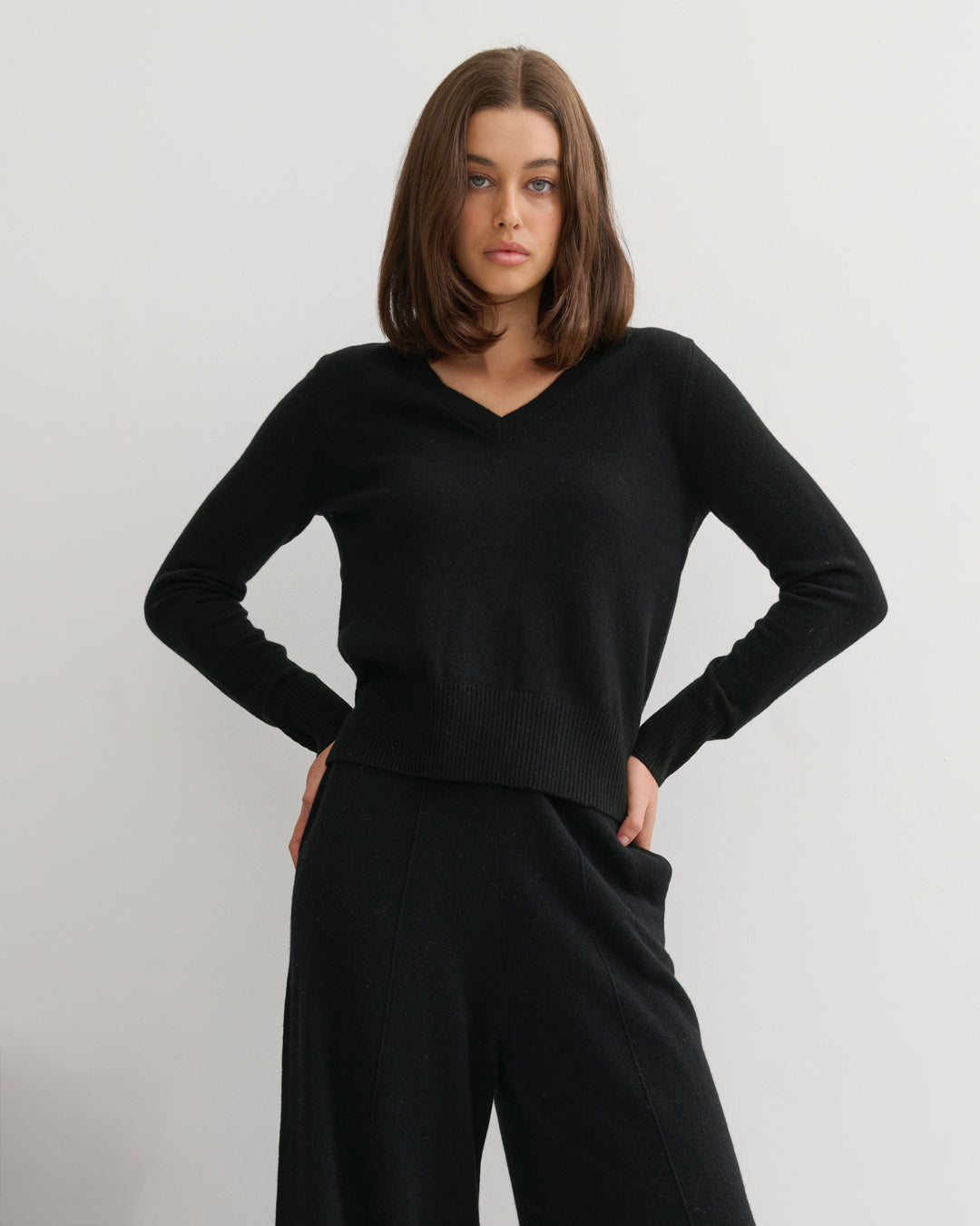 CASHMERE ESSENTIAL V NECK - BLACK