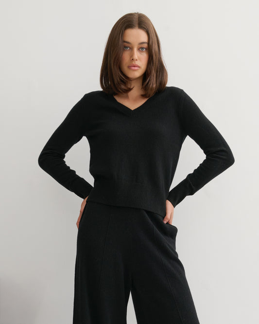 CASHMERE ESSENTIAL V NECK - BLACK