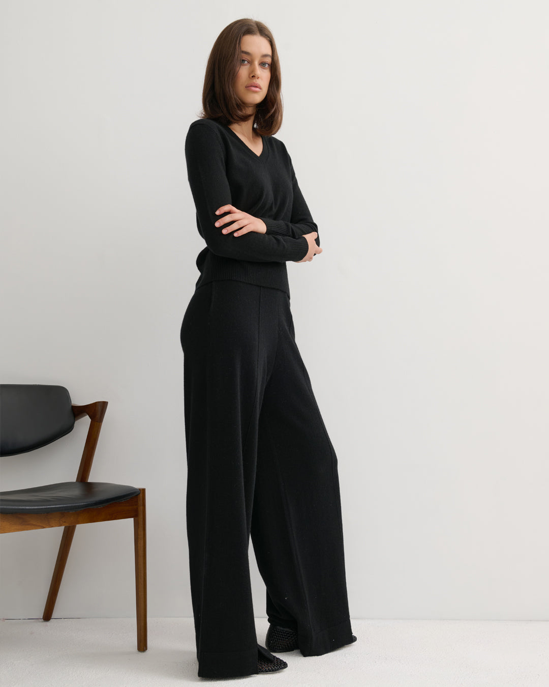 CASHMERE ESSENTIAL V NECK - BLACK