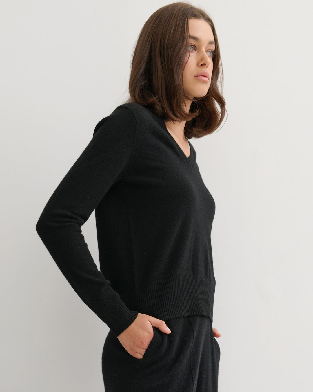 CASHMERE ESSENTIAL V NECK - BLACK