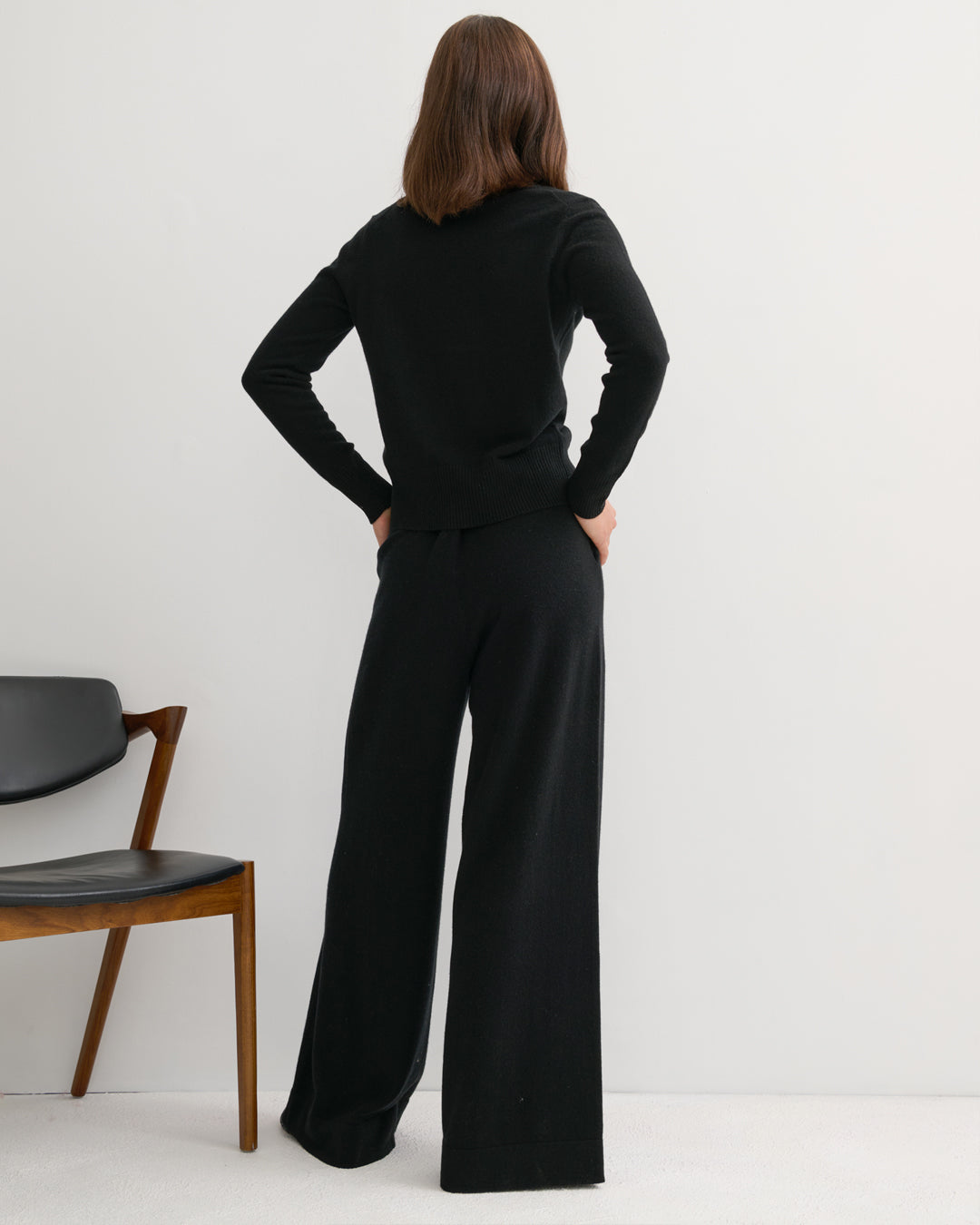 CASHMERE ESSENTIAL V NECK - BLACK