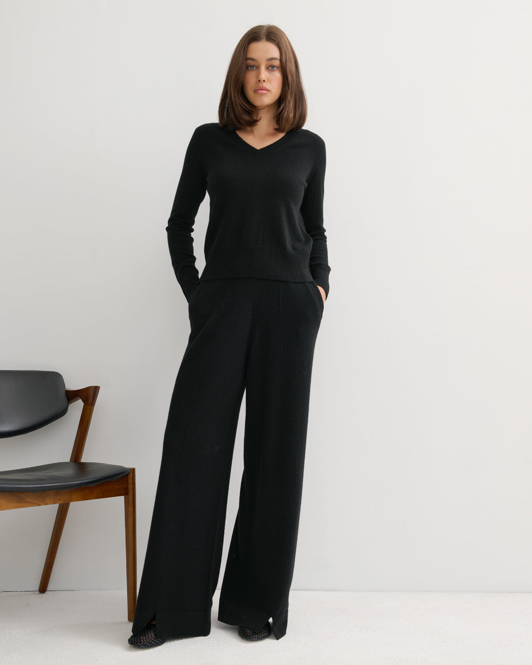 CASHMERE ESSENTIAL V NECK - BLACK