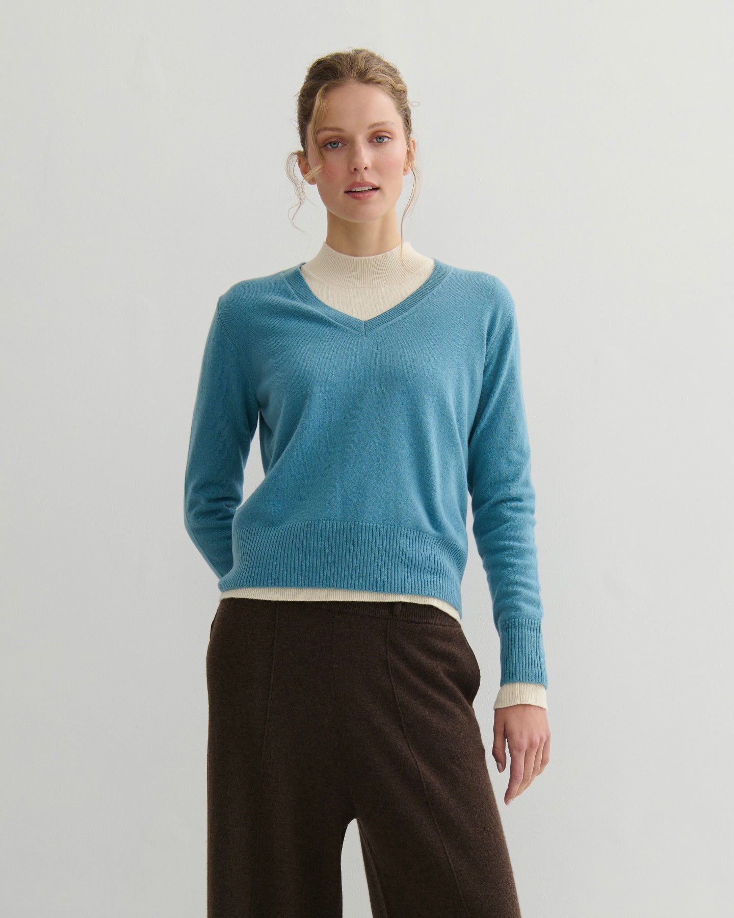 CASHMERE ESSENTIAL V NECK - LAKE BLUE