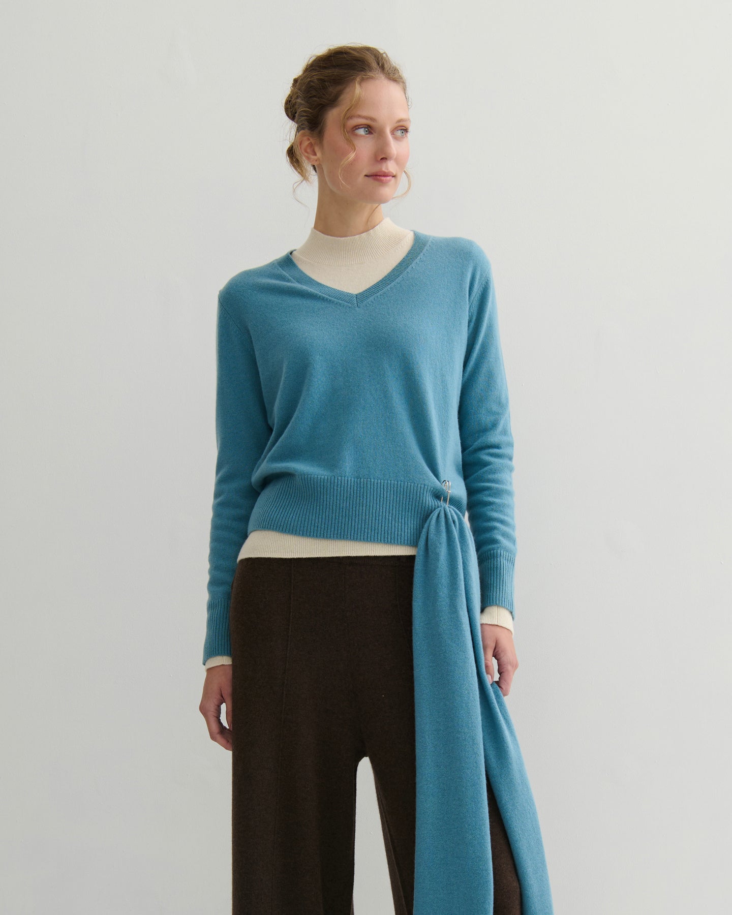 CASHMERE ESSENTIAL V NECK - LAKE BLUE