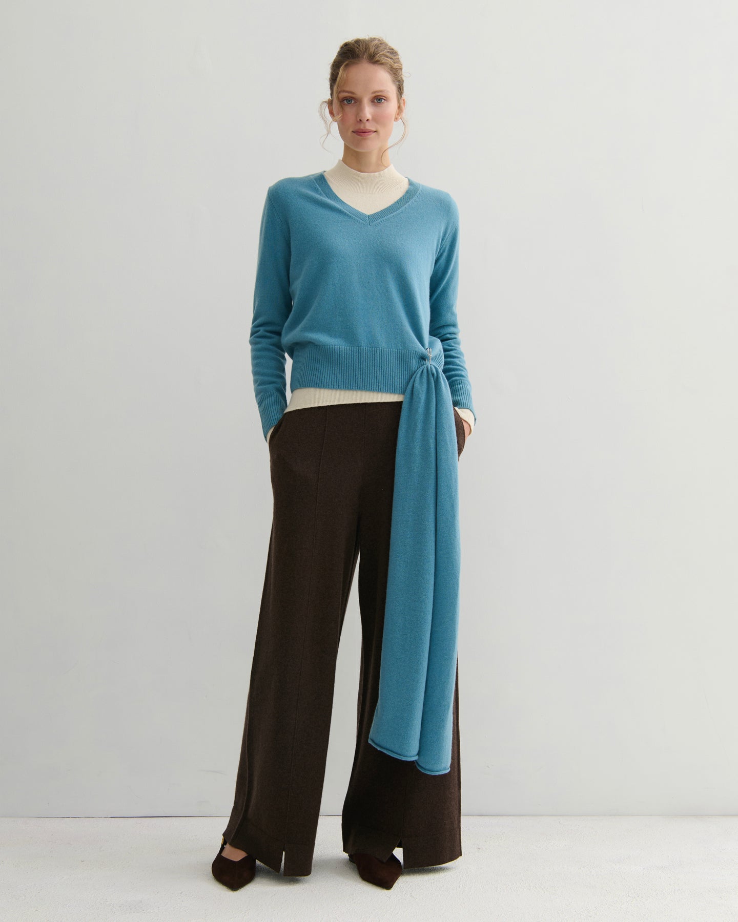 CASHMERE ESSENTIAL V NECK - LAKE BLUE