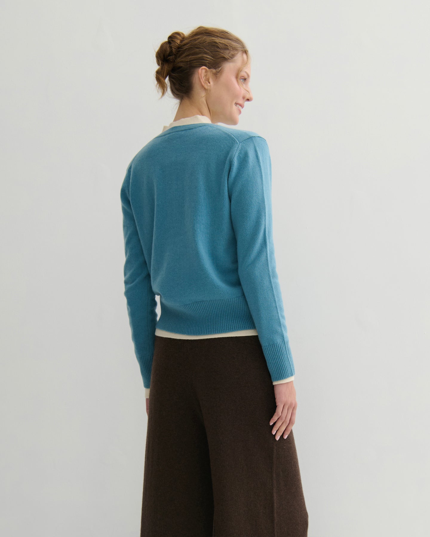 CASHMERE ESSENTIAL V NECK - LAKE BLUE