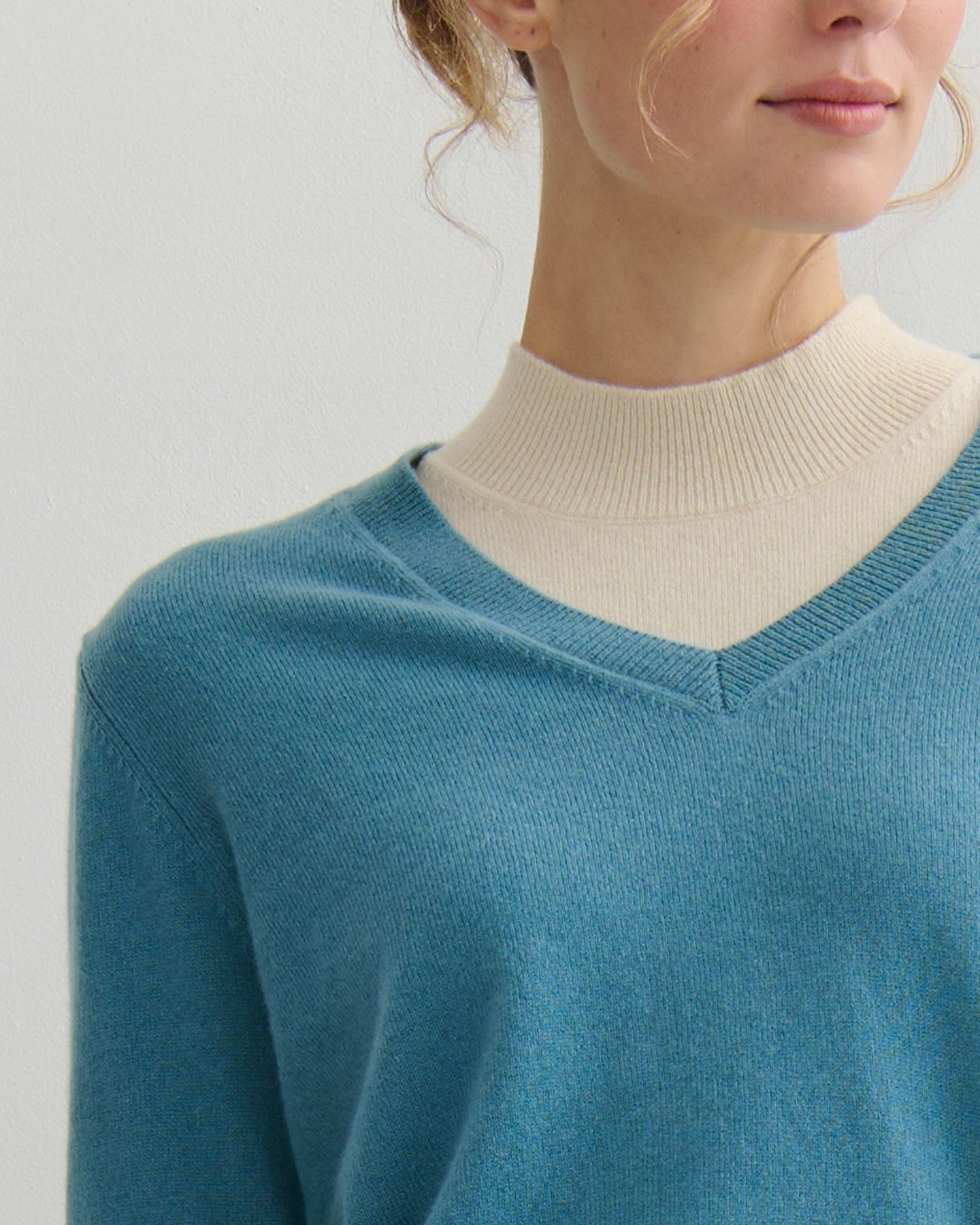 CASHMERE ESSENTIAL V NECK - LAKE BLUE