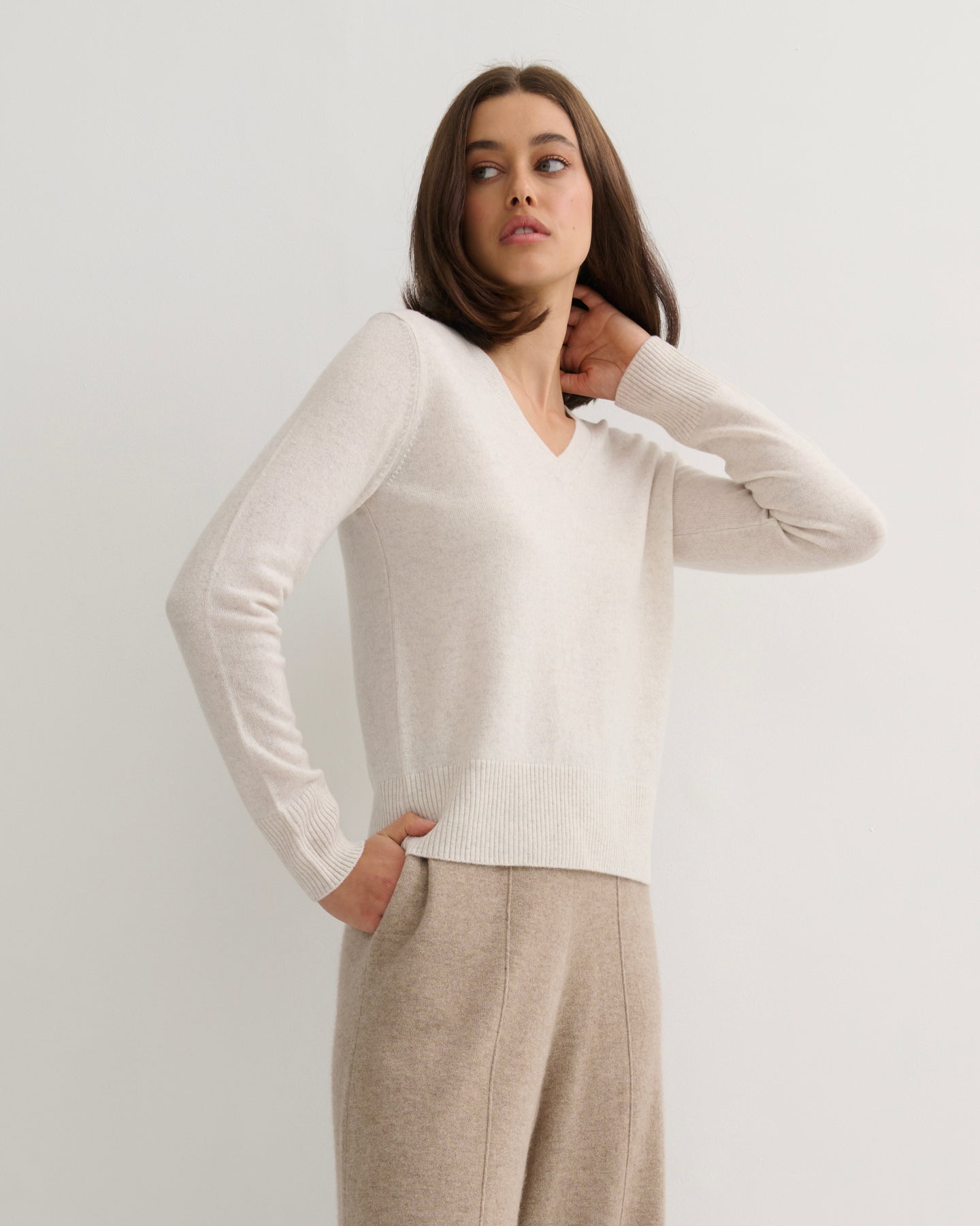 CASHMERE ESSENTIAL V NECK - MARLED WHITE