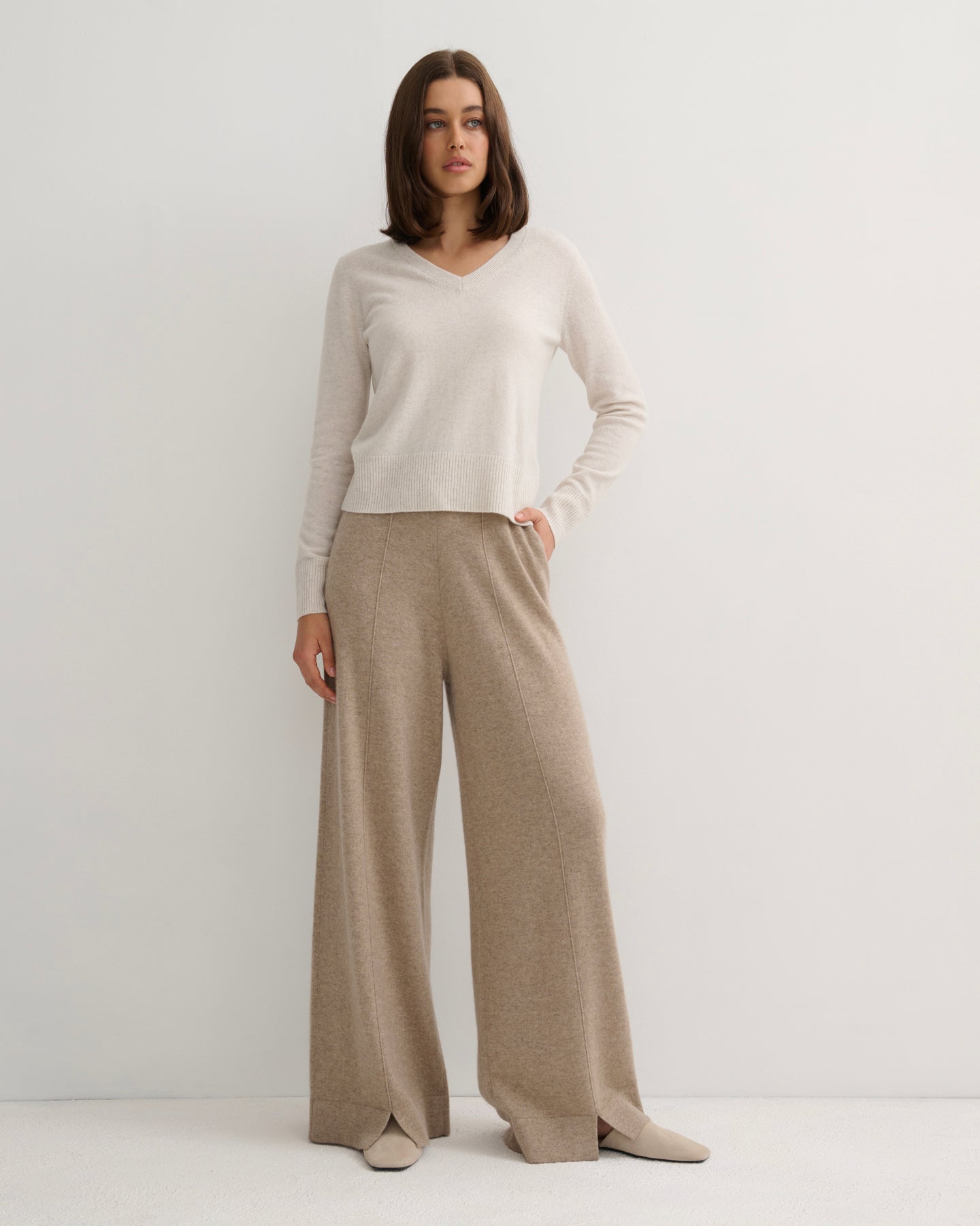 CASHMERE ESSENTIAL V NECK - MARLED WHITE