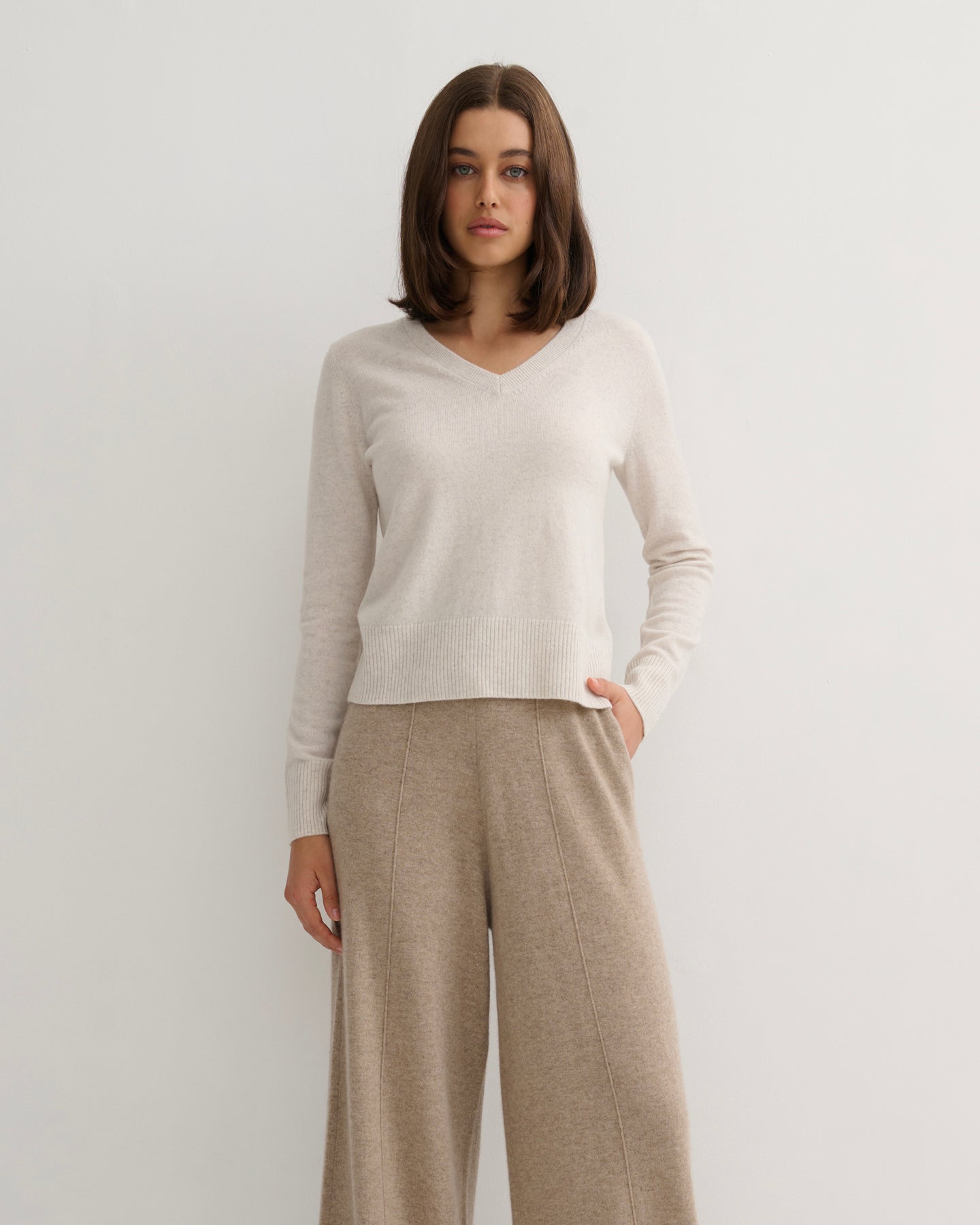 CASHMERE ESSENTIAL V NECK - MARLED WHITE