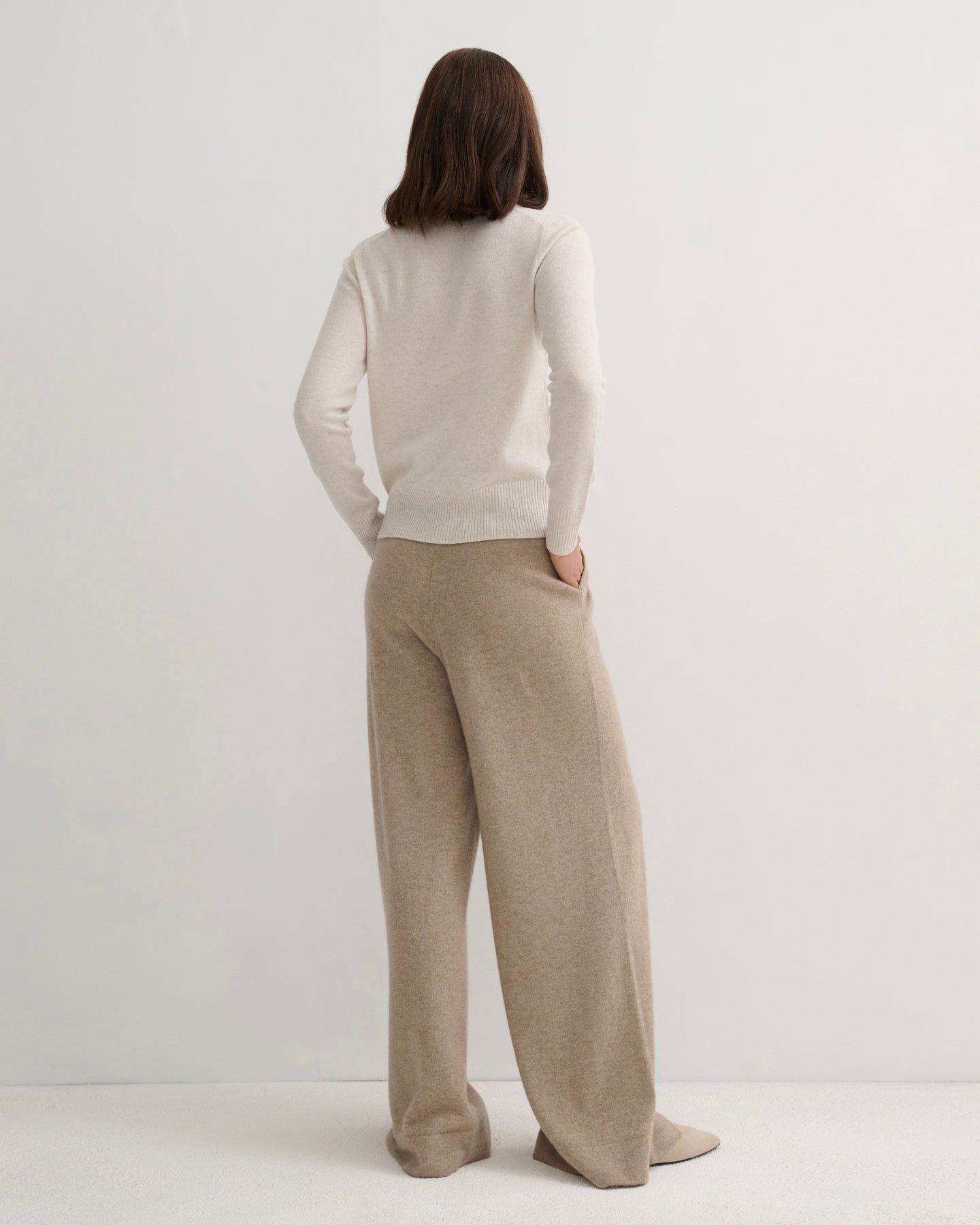 CASHMERE ESSENTIAL V NECK - MARLED WHITE