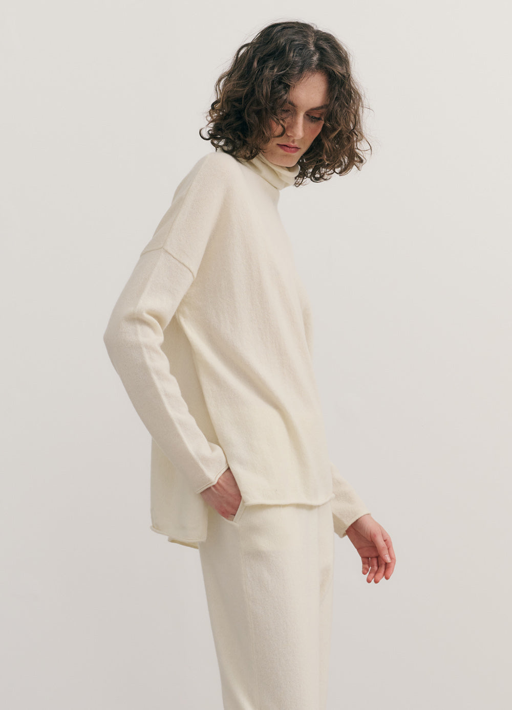 SPLIT SIDE ROLLNECK RELAXED CASHMERE PULLOVER - CREAM RAW