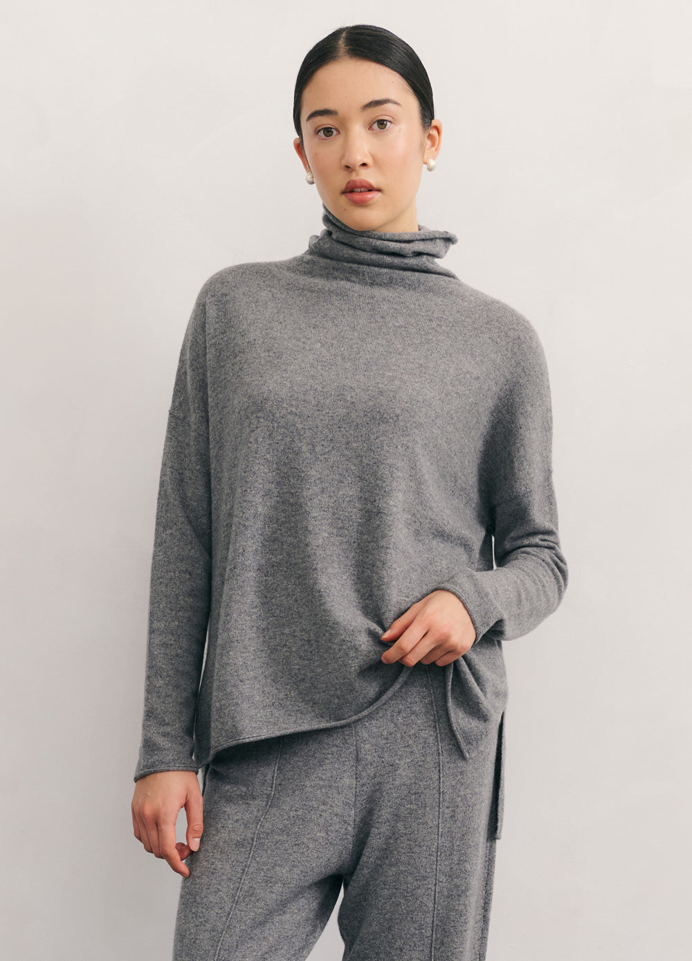 SPLIT SIDE ROLLNECK RELAXED CASHMERE PULLOVER - MID GREY