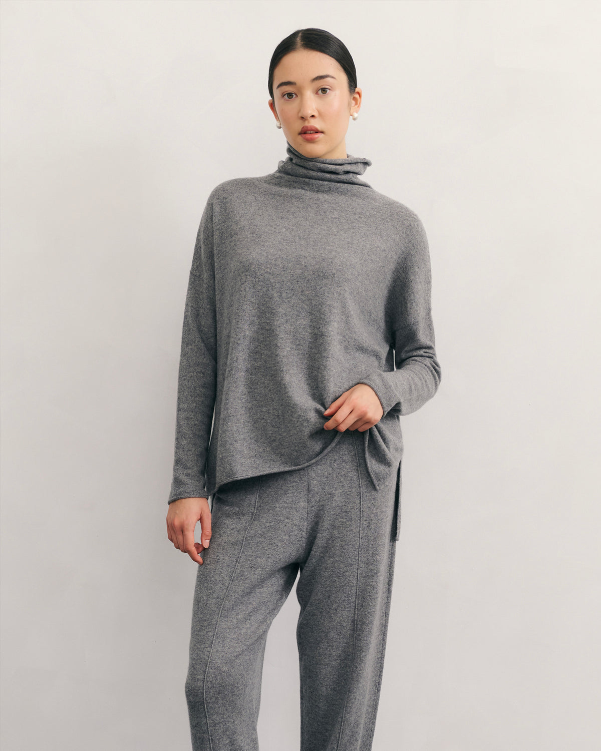 SPLIT SIDE ROLLNECK RELAXED CASHMERE PULLOVER - MID GREY