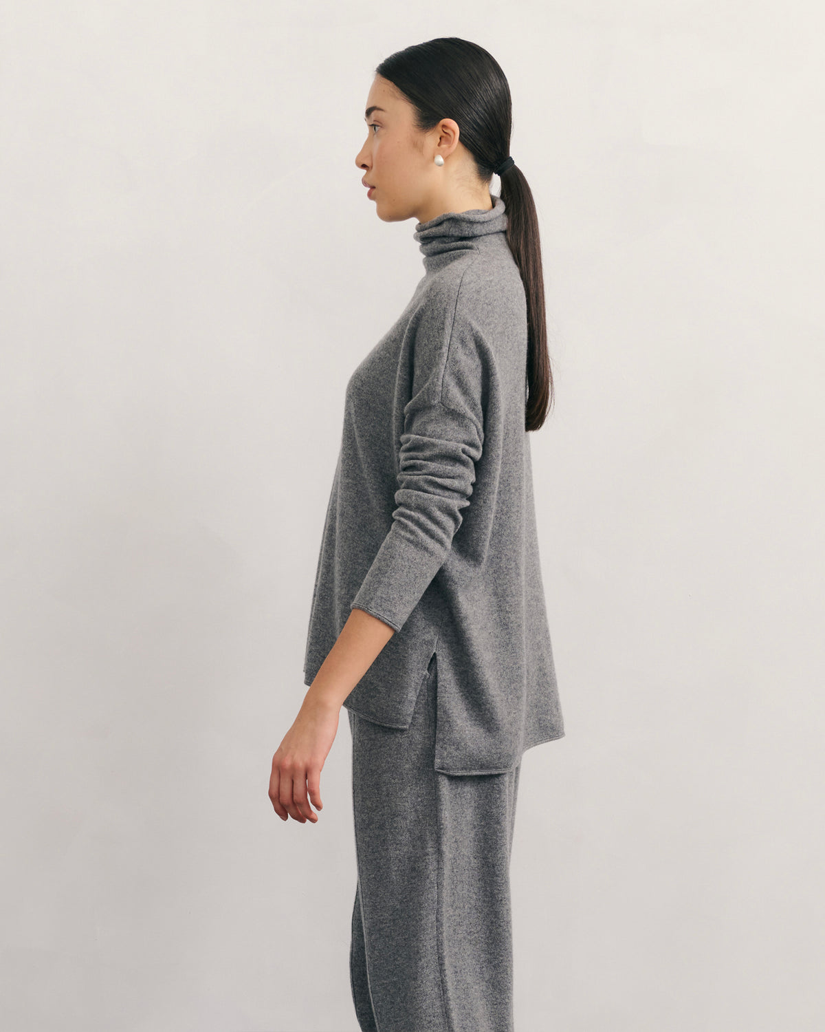 SPLIT SIDE ROLLNECK RELAXED CASHMERE PULLOVER - MID GREY