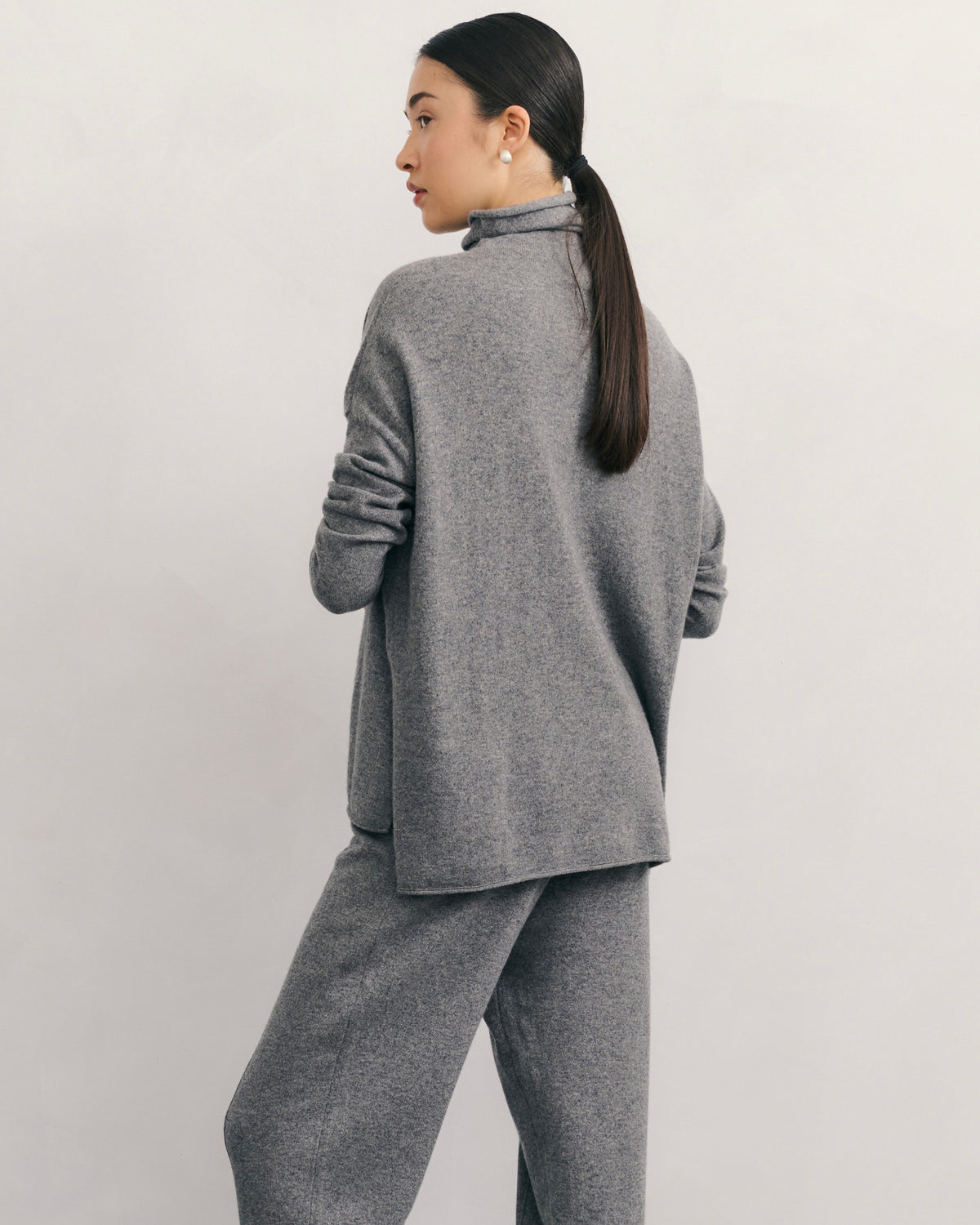 SPLIT SIDE ROLLNECK RELAXED CASHMERE PULLOVER - MID GREY