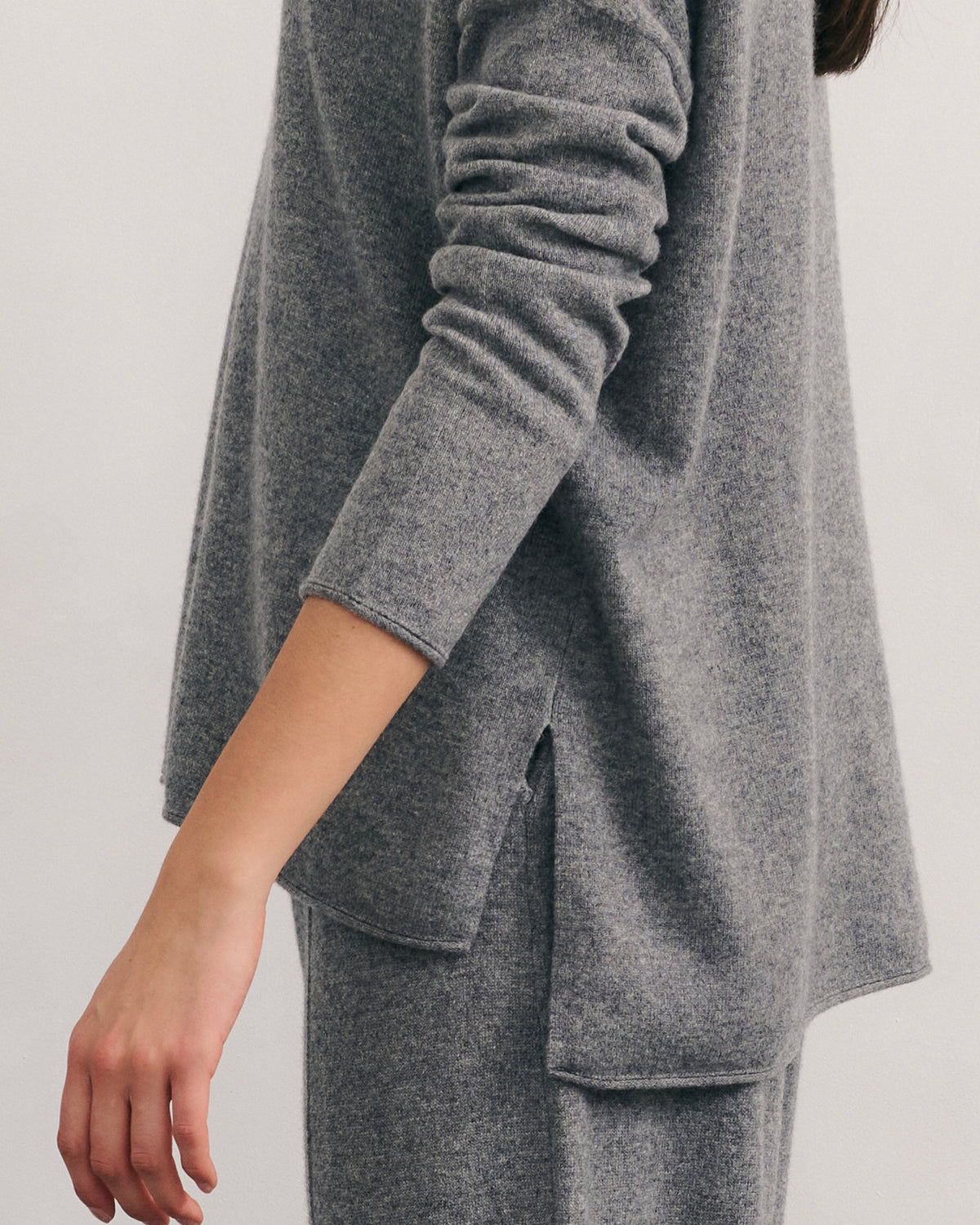 SPLIT SIDE ROLLNECK RELAXED CASHMERE PULLOVER - MID GREY