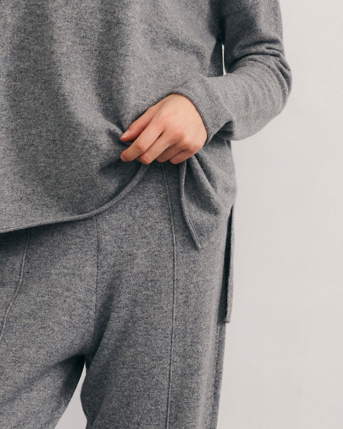 SPLIT SIDE ROLLNECK RELAXED CASHMERE PULLOVER - MID GREY