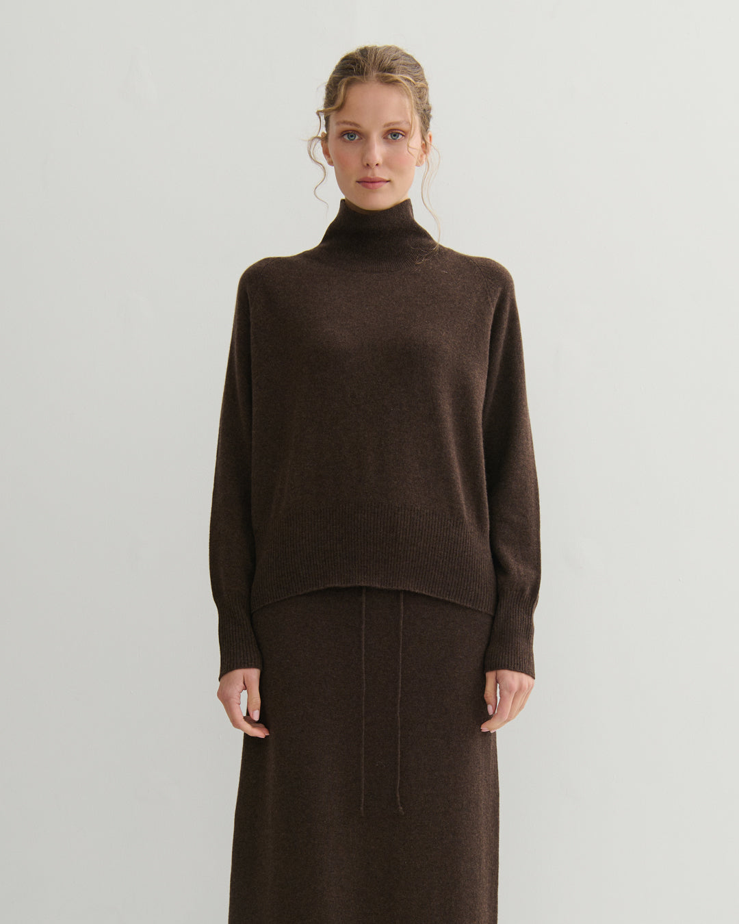 DROPPED RAGLAN HIGH NECK PULLOVER - CHOCOLATE