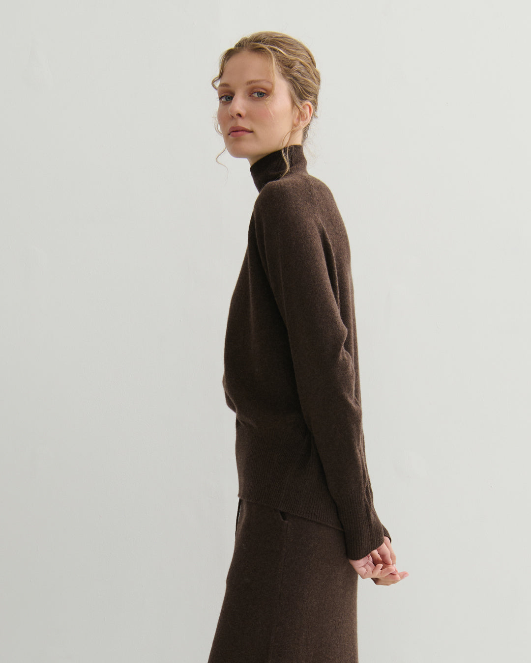 DROPPED RAGLAN HIGH NECK PULLOVER - CHOCOLATE