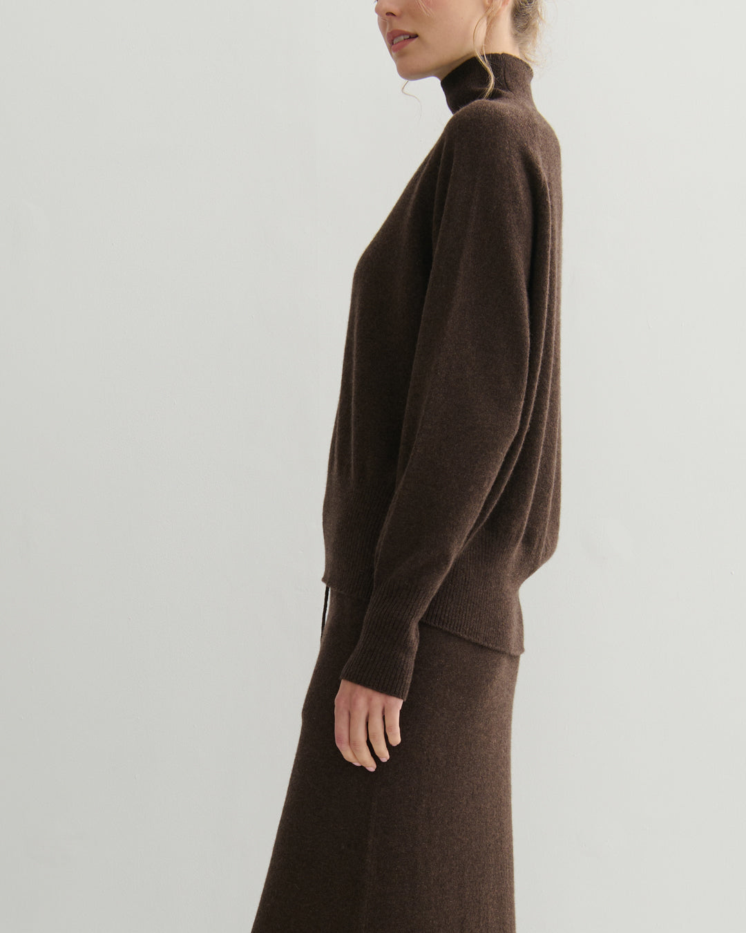 DROPPED RAGLAN HIGH NECK PULLOVER - CHOCOLATE