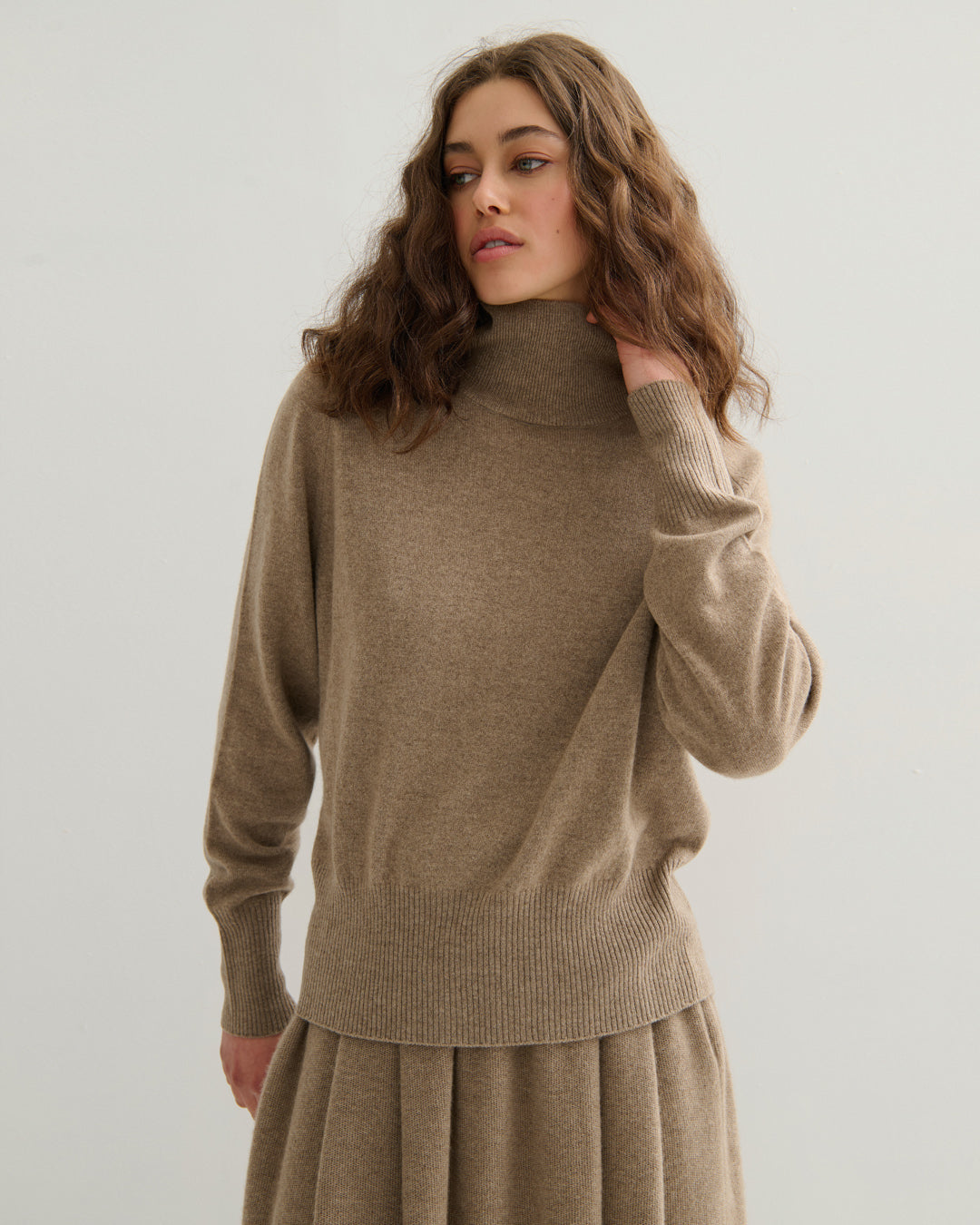 DROPPED RAGLAN HIGH NECK PULLOVER - SHIITAKE RAW