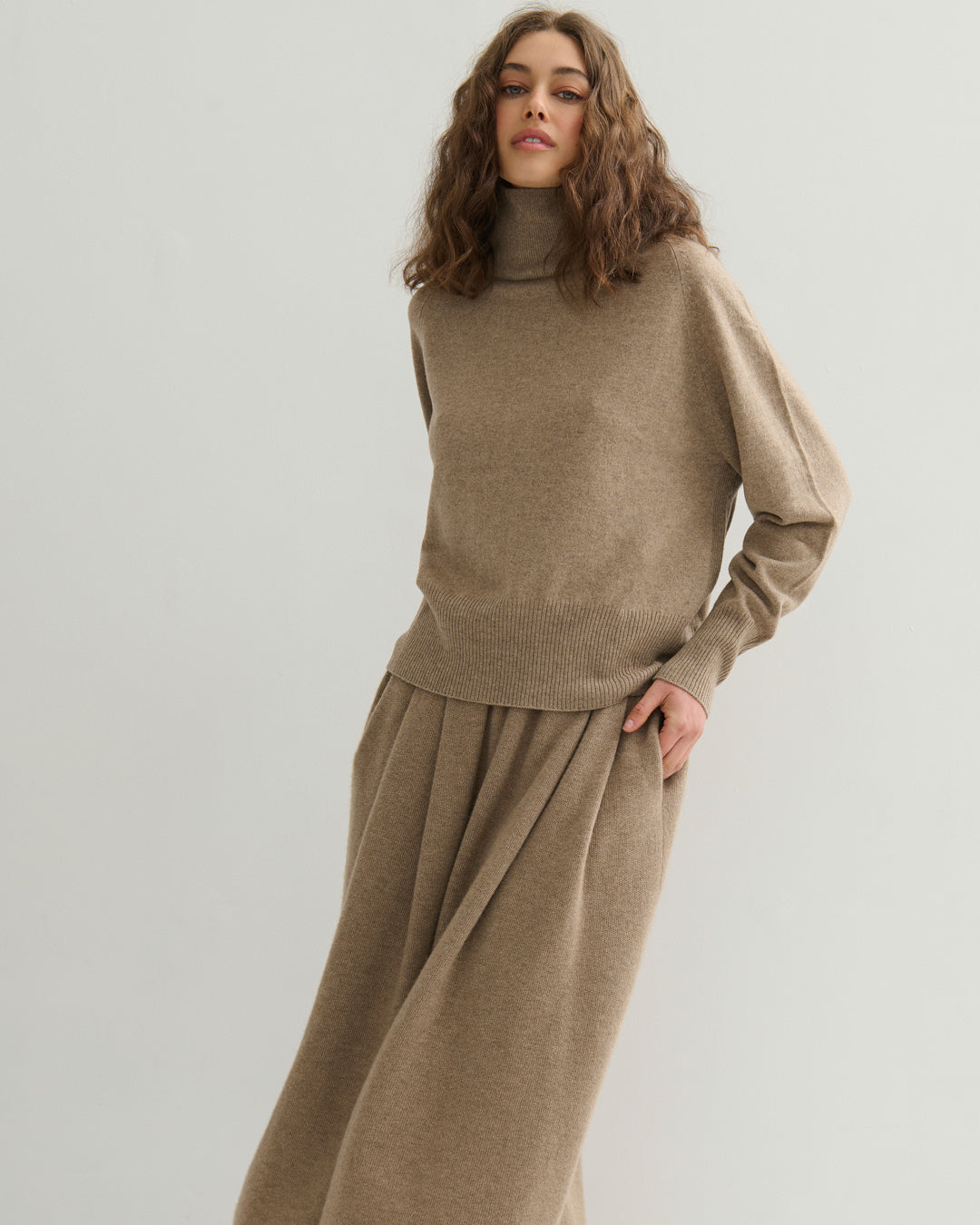 DROPPED RAGLAN HIGH NECK PULLOVER - SHIITAKE RAW
