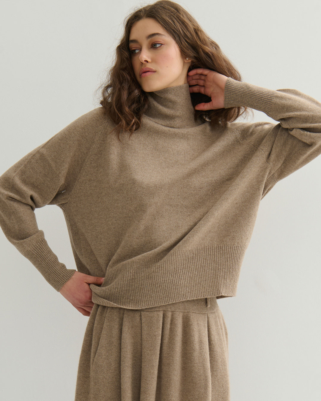 DROPPED RAGLAN HIGH NECK PULLOVER - SHIITAKE RAW