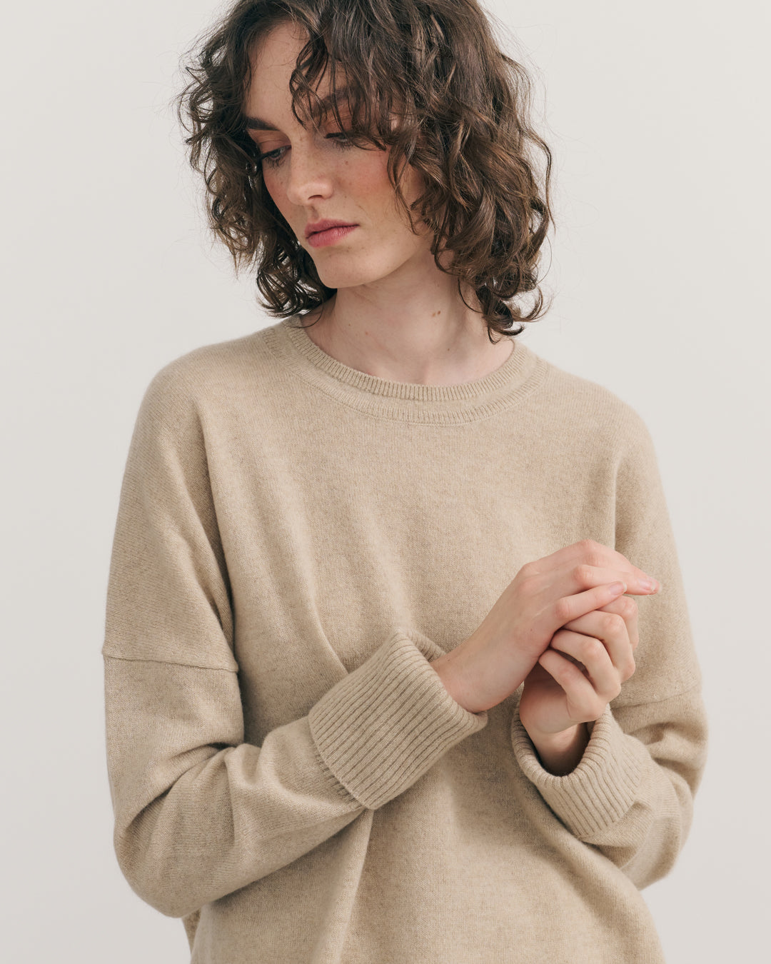 CASHMERE RELAXED CREW NECK PULLOVER - BEIGE RAW