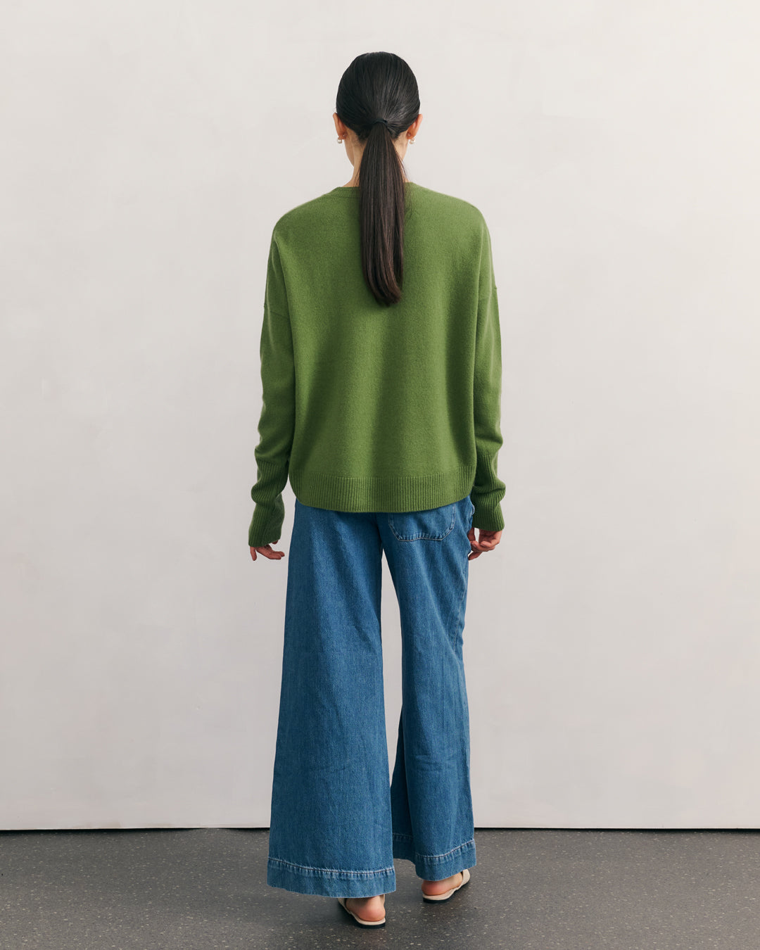 CASHMERE RELAXED CREW NECK PULLOVER - KAFFIR GREEN