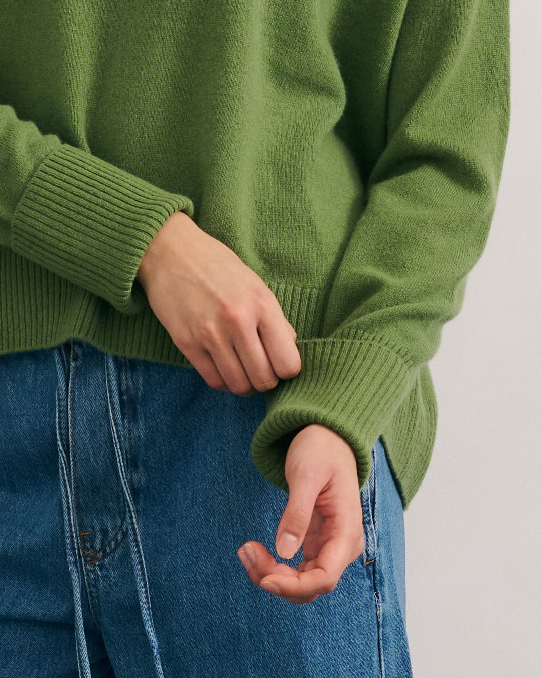 CASHMERE RELAXED CREW NECK PULLOVER - KAFFIR GREEN