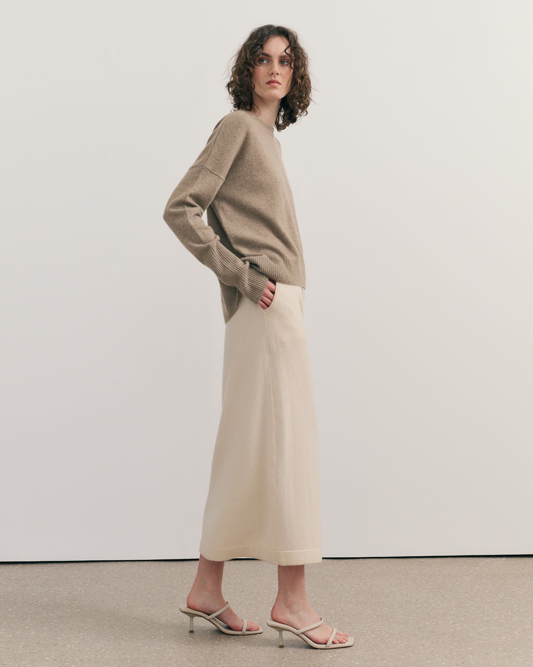 CASHMERE RELAXED CREW NECK PULLOVER - SHIITAKE RAW