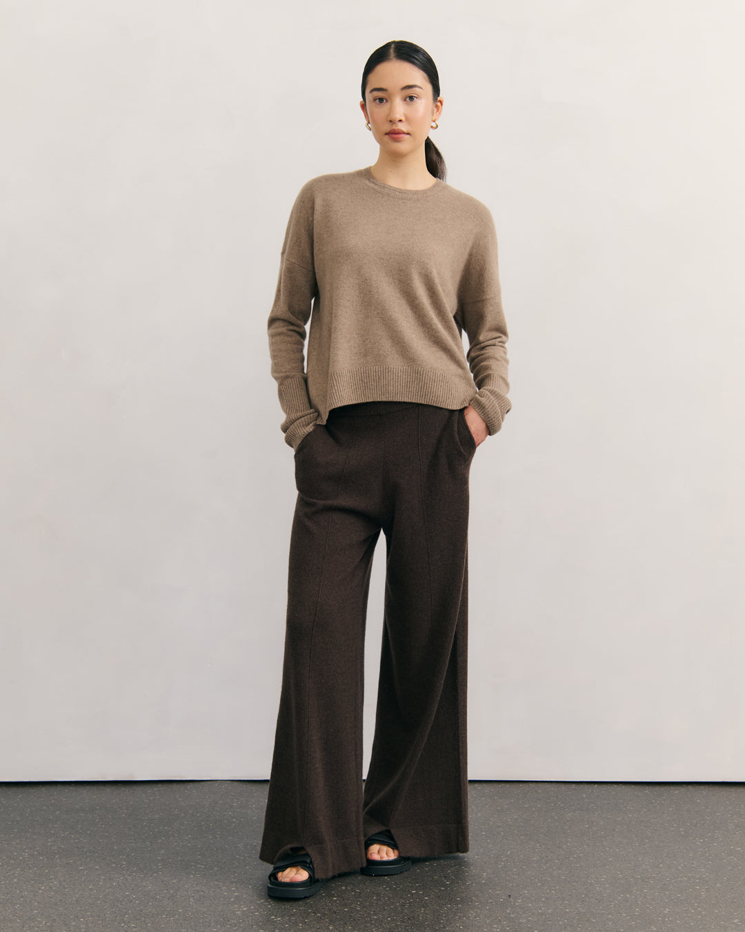 CASHMERE RELAXED CREW NECK PULLOVER - SHIITAKE RAW