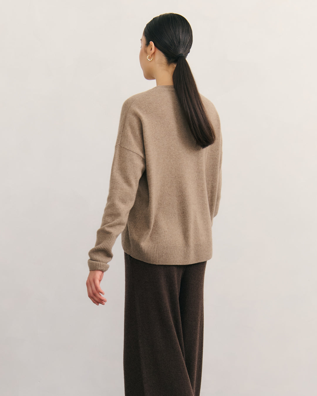 CASHMERE RELAXED CREW NECK PULLOVER - SHIITAKE RAW