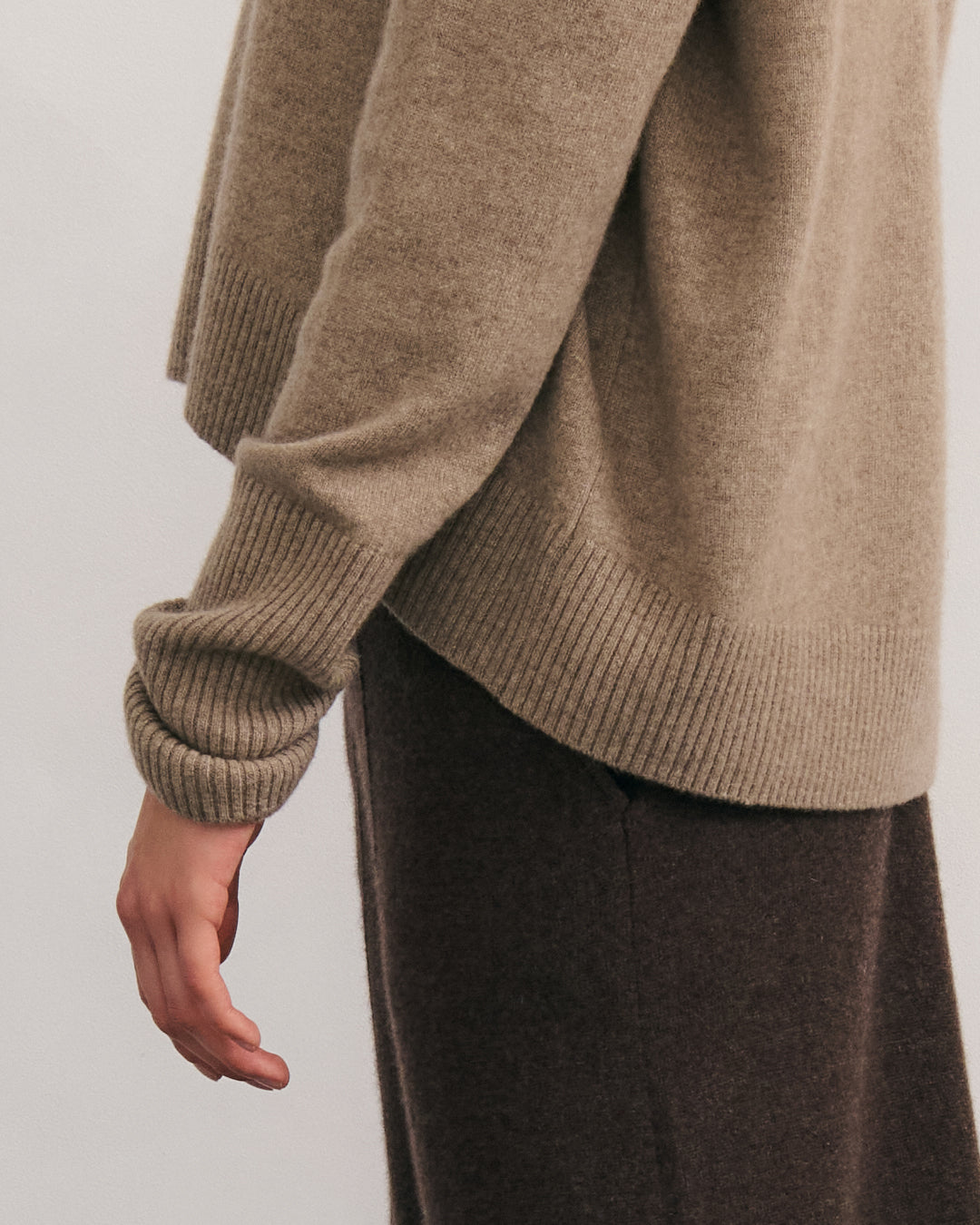 CASHMERE RELAXED CREW NECK PULLOVER - SHIITAKE RAW