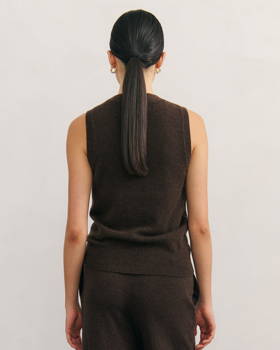CASHMERE ALL YEAR ROUND CREW NECK TANK - CHOCOLATE