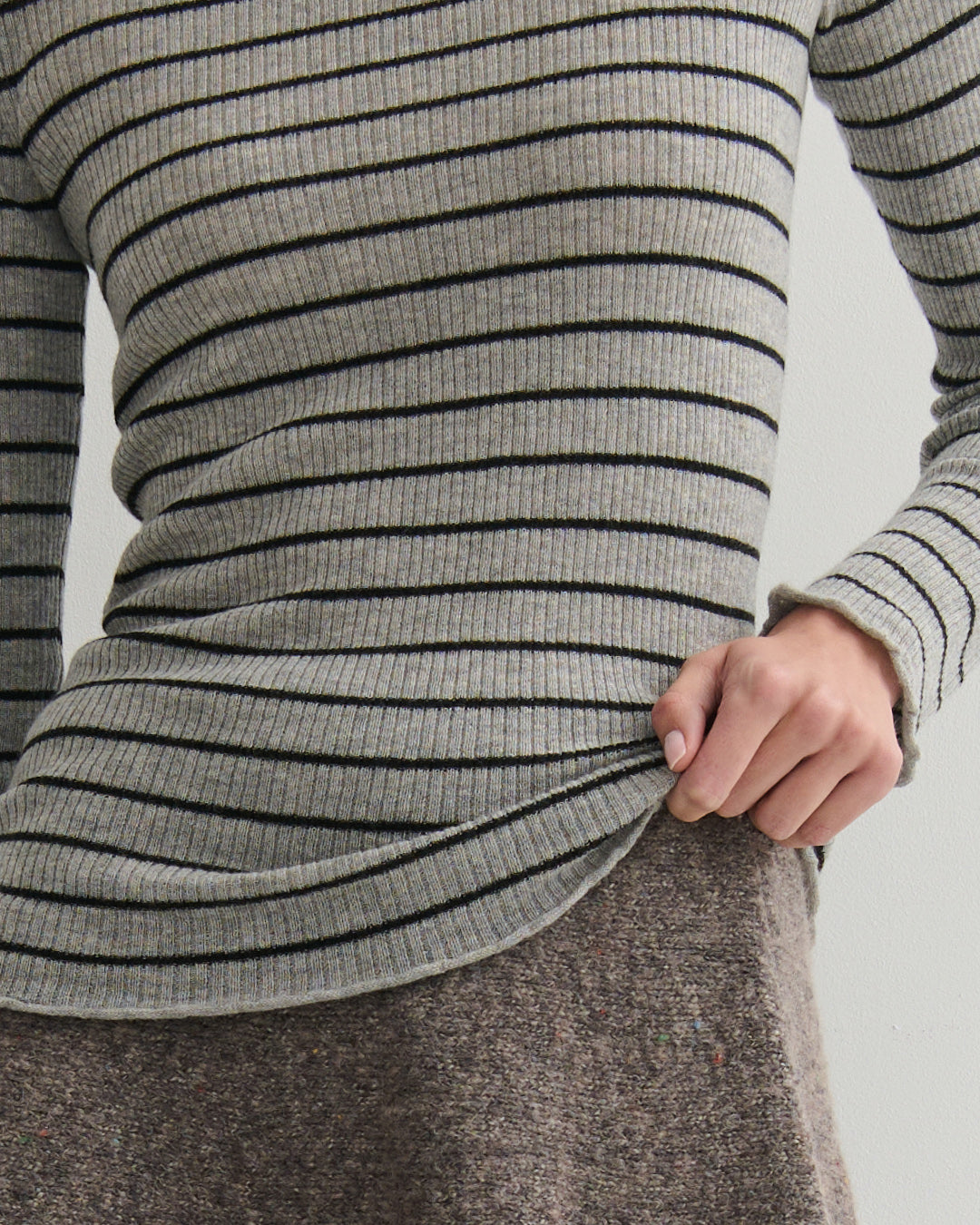 SUPERFINE RIBBED STRIPE TOP - LIGHT GREY/BLACK