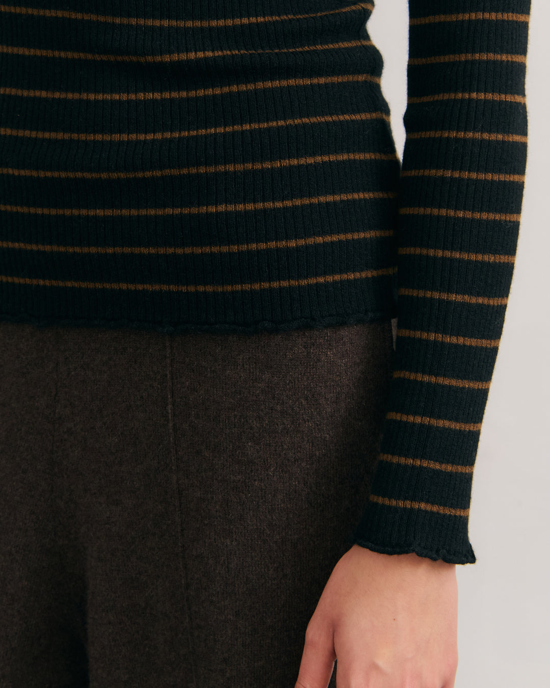 SUPERFINE RIBBED STRIPE TOP - BLACK/BROWN