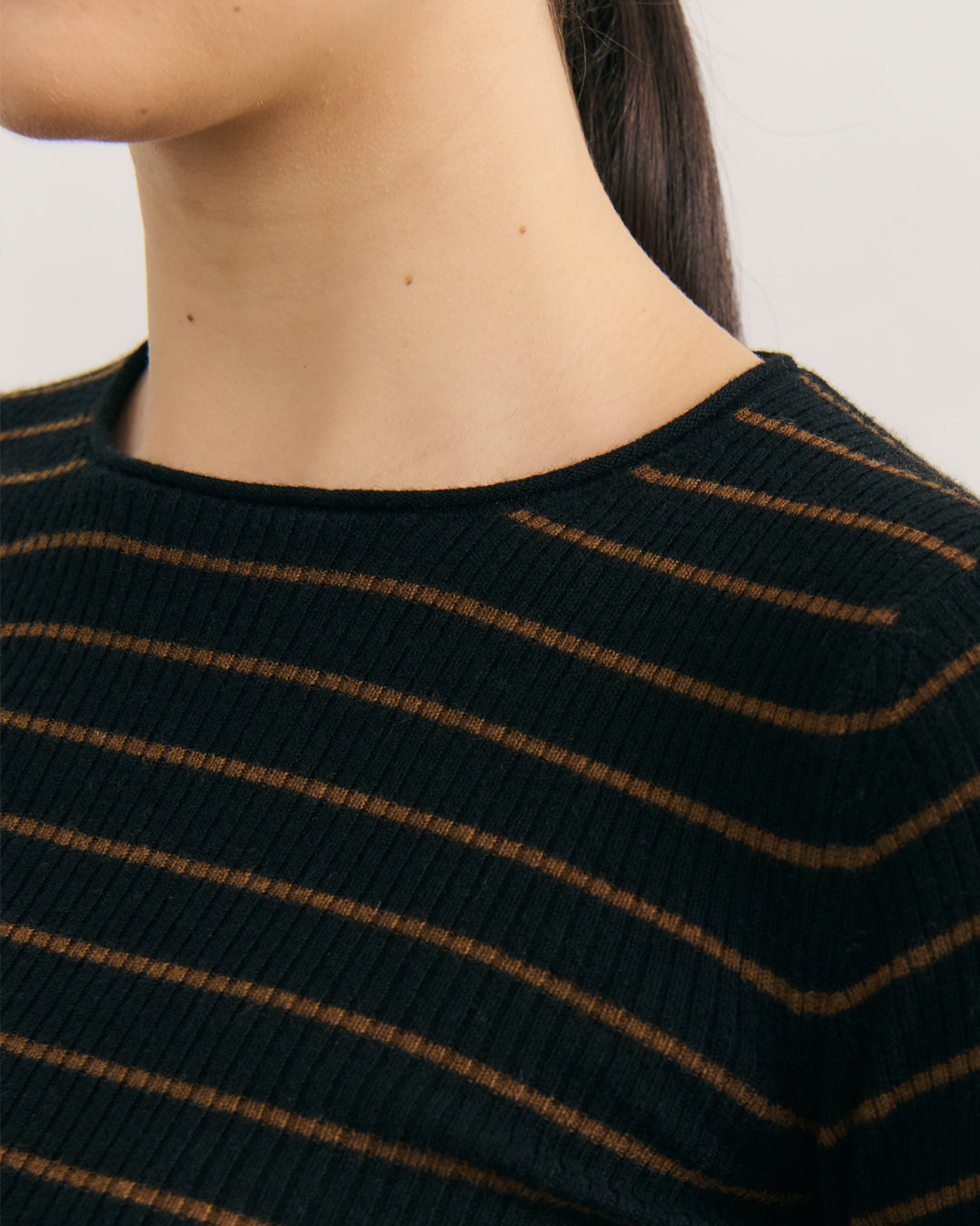 SUPERFINE RIBBED STRIPE TOP - BLACK/BROWN