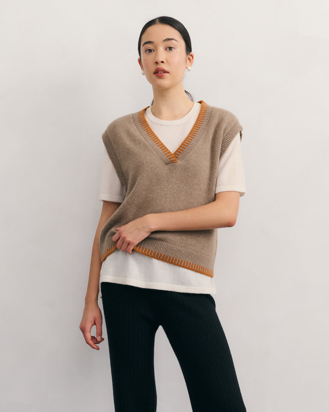 CONTRAST TRIM CASHMERE VEST - SHIITAKE RAW