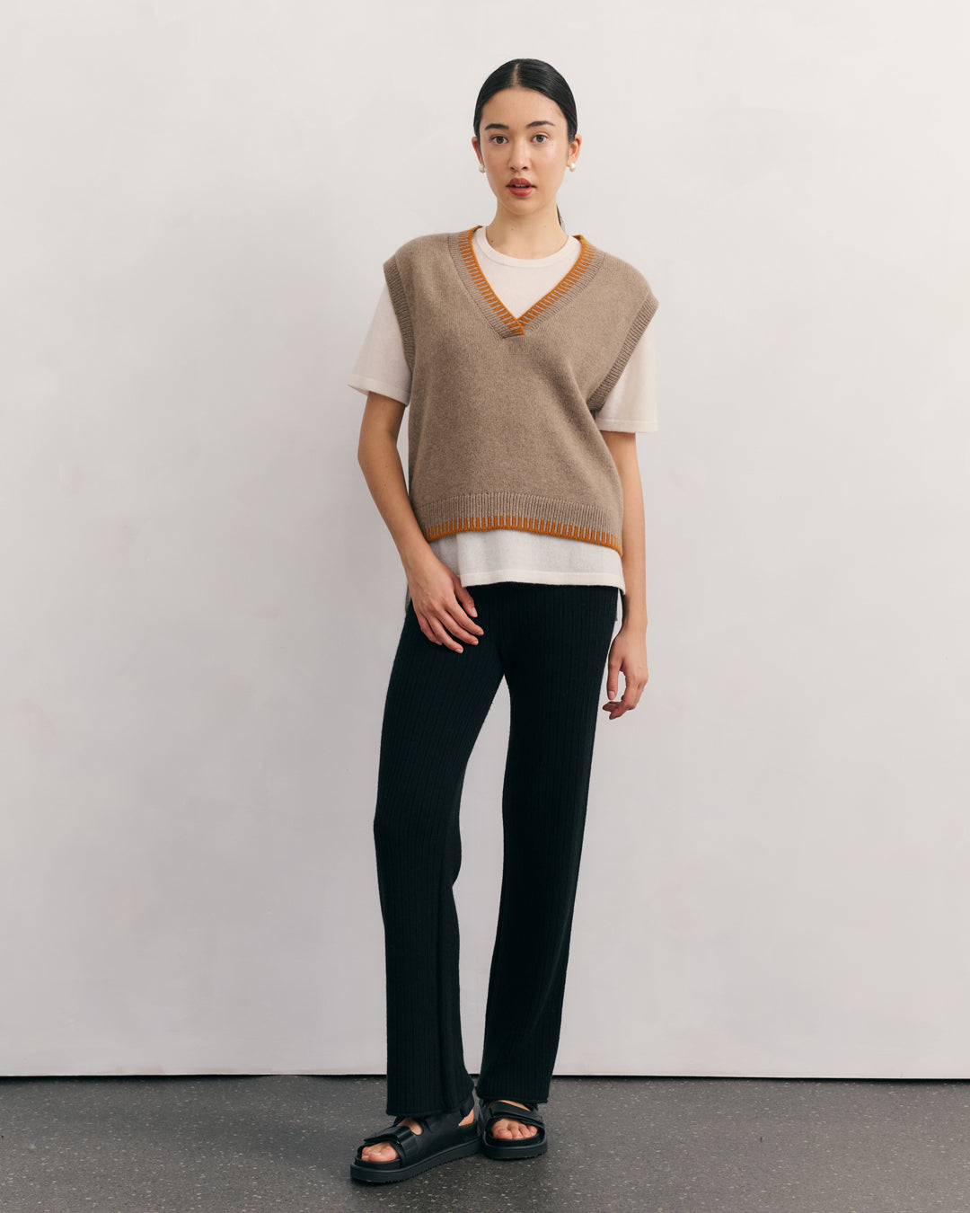 CONTRAST TRIM CASHMERE VEST - SHIITAKE RAW