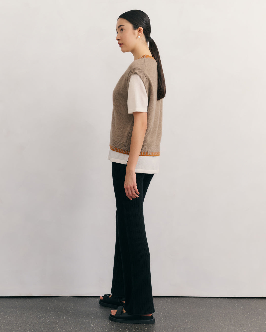 CONTRAST TRIM CASHMERE VEST - SHIITAKE RAW