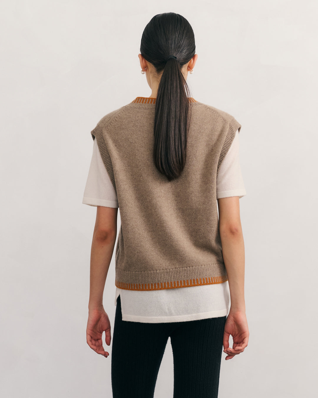 CONTRAST TRIM CASHMERE VEST - SHIITAKE RAW