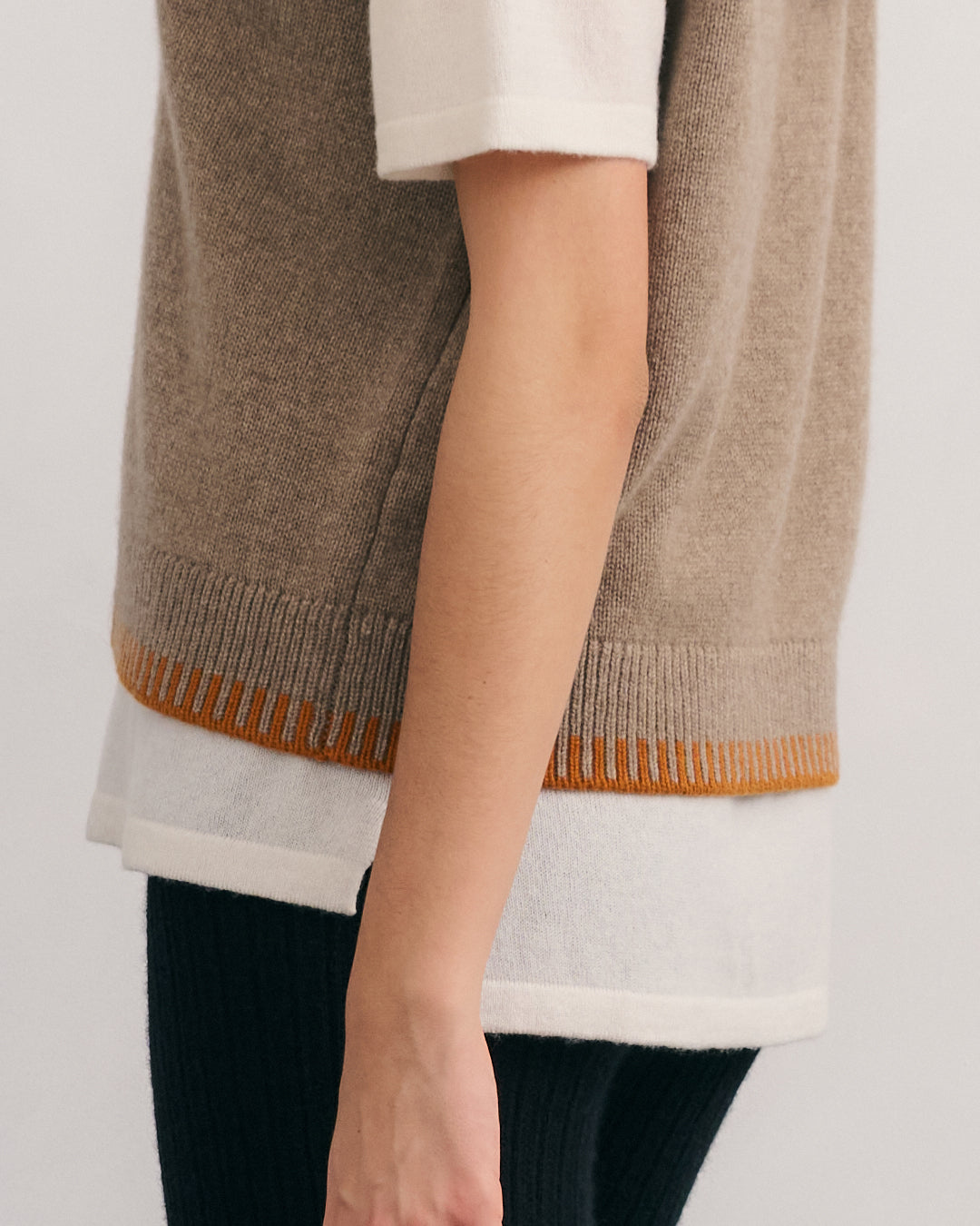 CONTRAST TRIM CASHMERE VEST - SHIITAKE RAW