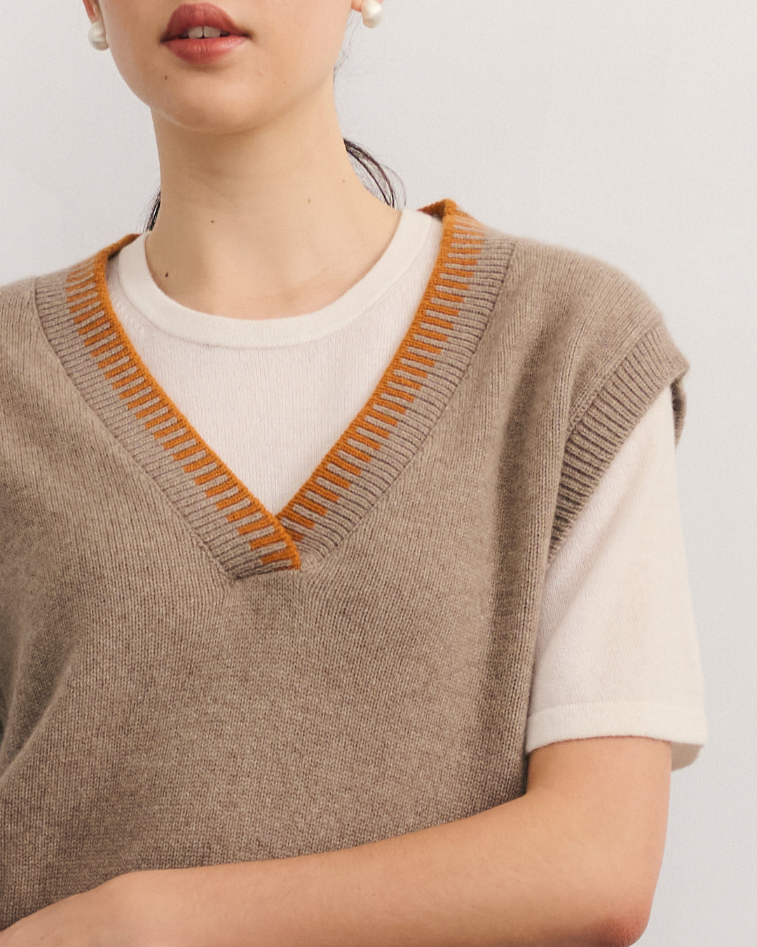 CONTRAST TRIM CASHMERE VEST - SHIITAKE RAW